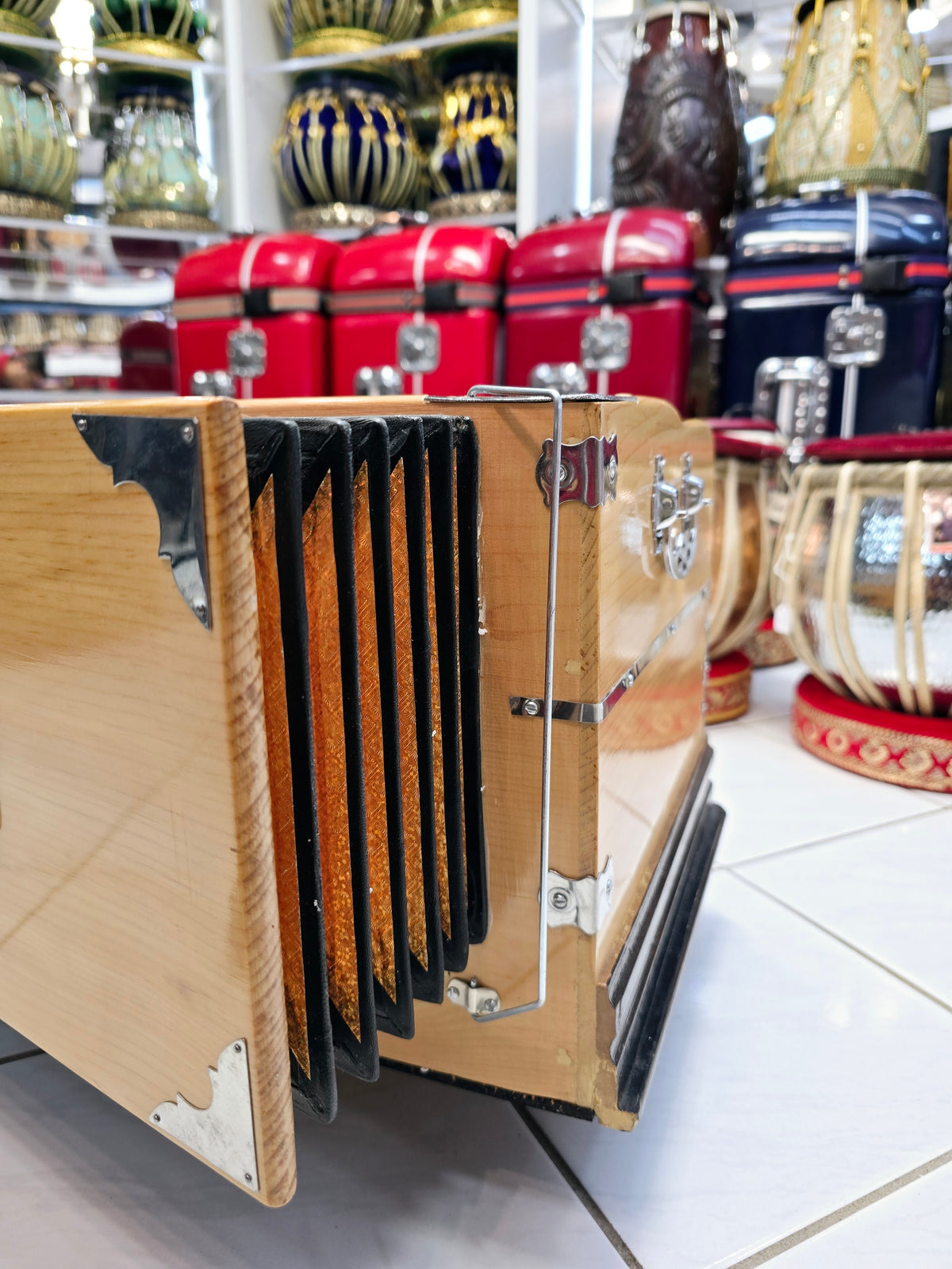 Harmony Echo: Compact Light Wood 32 Keys Semi-Pro Boxed Harmonium with Coupler (Without Stoppers)