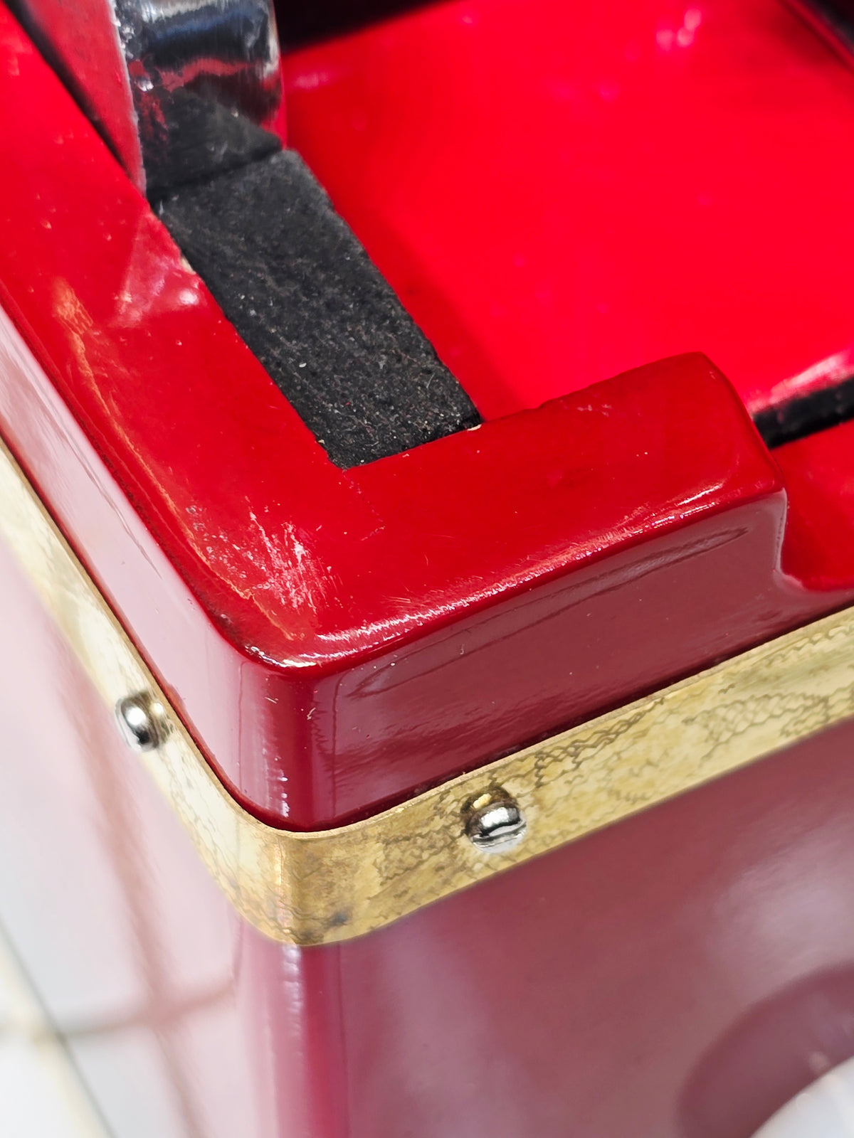 Maharaaj Flame – 3-Reed BMF 9-Scale Changer Harmonium Red & Black Blended Body with Pink Marble Keys *Minor Cosmetic Defects