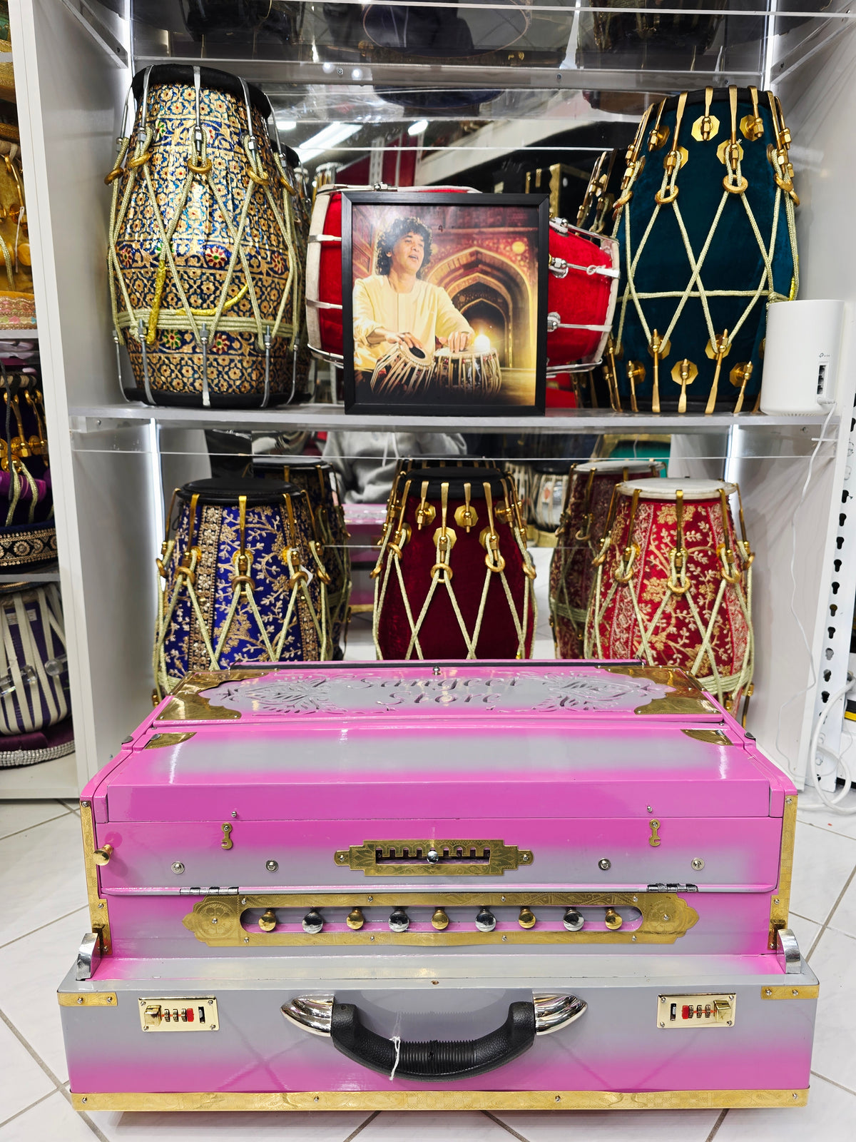 Ragini Blushwave BMF Harmonium
3-Reed BMF | 9-Scale Changer | Custom Pink–Silver Finish *Minor Cosmetic Defects
