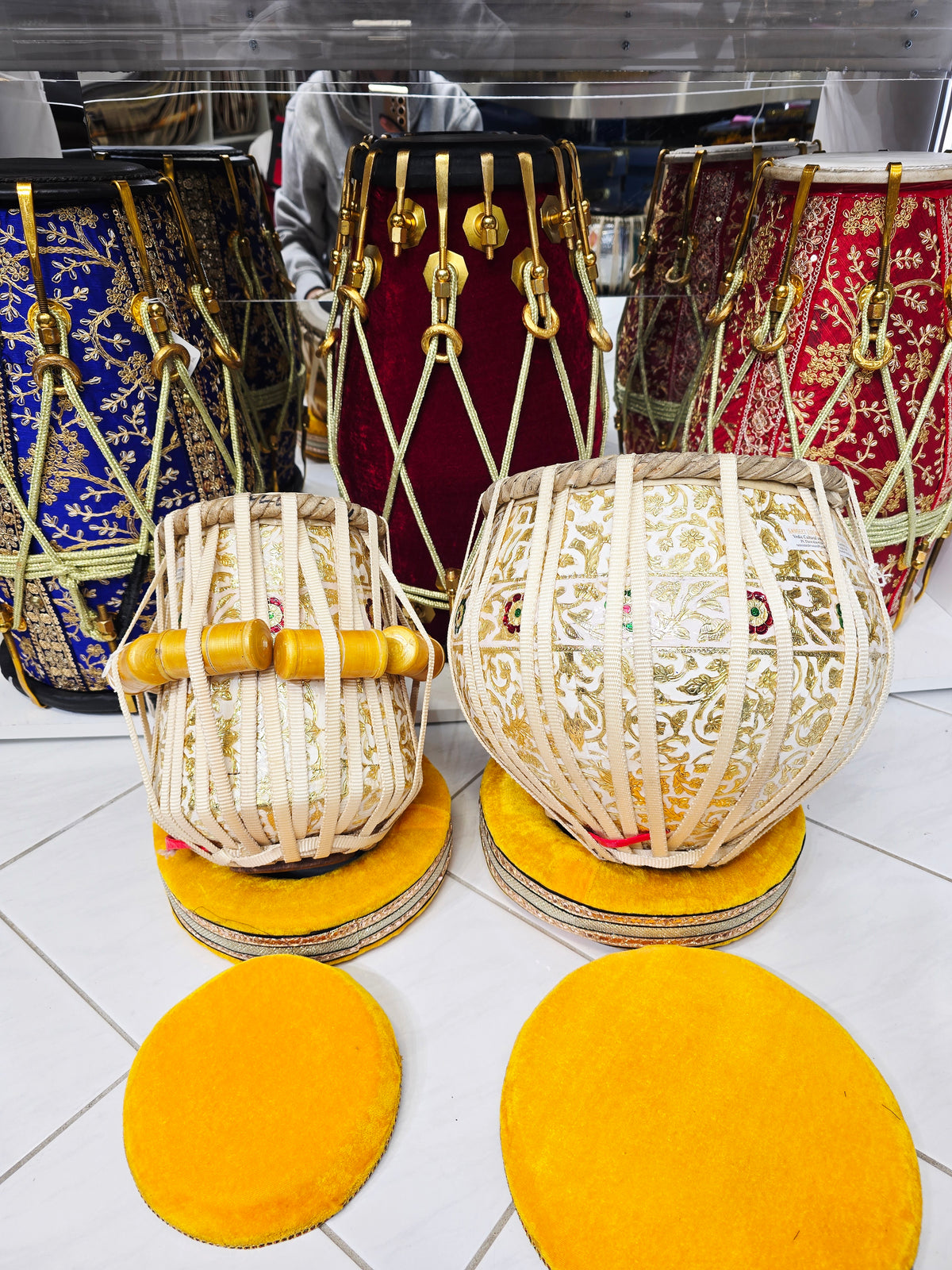 SwarnaIvory Signature Tabla Set
White & Gold Designer Wrapped | 5.5" Red Sheesham C#/D Dayan + 9.25" 5.7kg Brass Bayan | Nylon Strapped