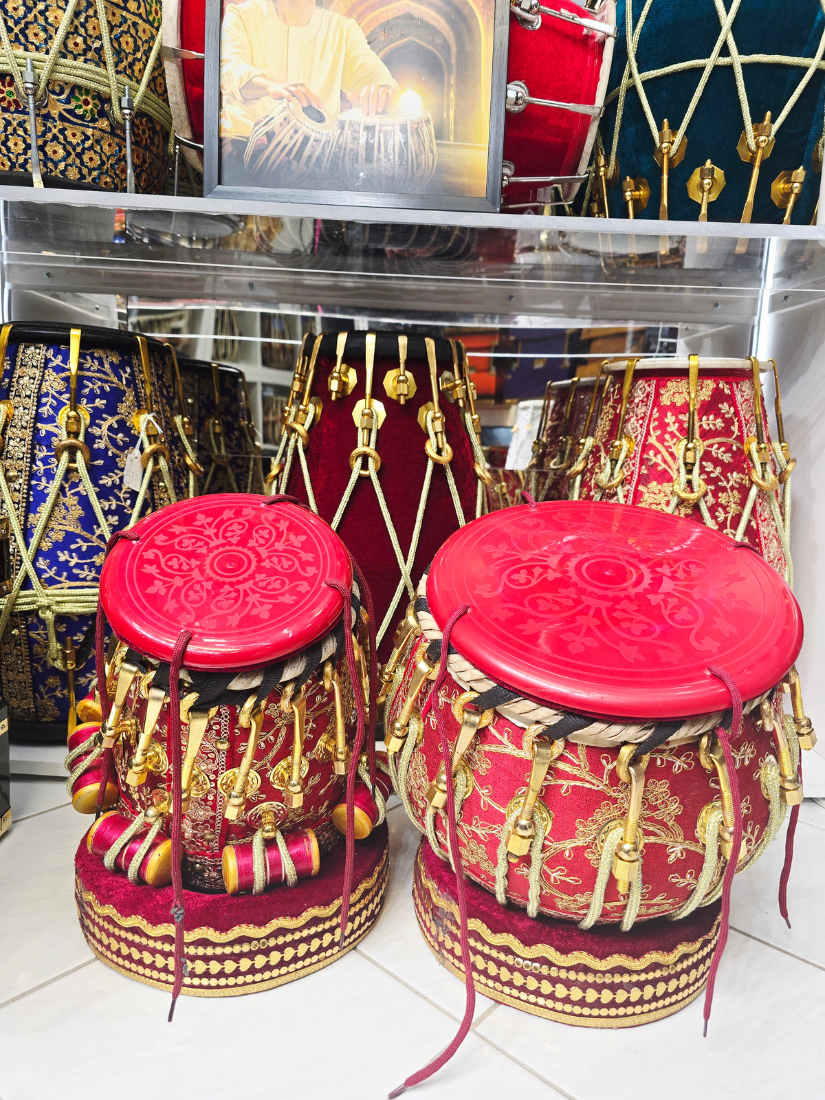 Laal Swarna™ Sherwani-Wrapped Tabla Set — 5.5″ F Red Sheesham Dayan + 9.25″ Copper Bayan | Gold Bolt Hardware