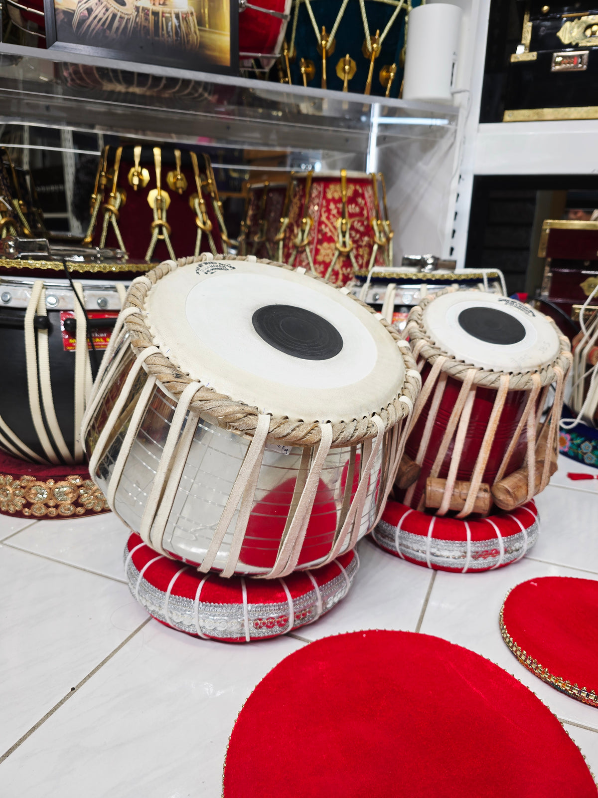 RangSaadhana™ Pro Mohd. Sharif Tabla Set — 5.75″ D♯ / E Red-Painted Dayan + 9.25″ Brass Bayan (3.5 kg) *Very Minor Cosmetic Blemishes