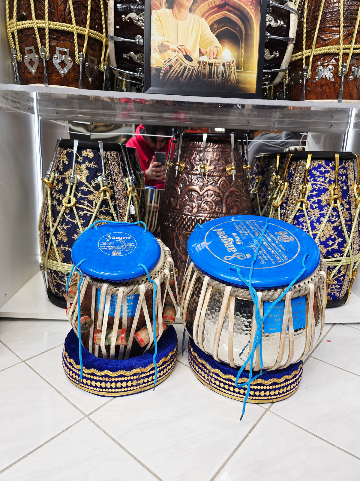 Scarlet Voltage A♯ — 6″ Red Sheesham Dayan & 9.25″ Copper Bayan Tabla Set
(Slight Buzzing & Minor Cosmetic Blemishes)