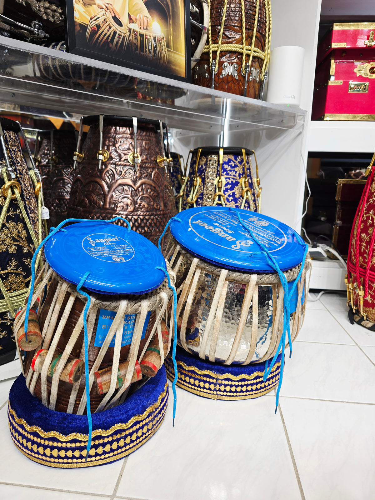 Scarlet Voltage A♯ — 6″ Red Sheesham Dayan & 9.25″ Copper Bayan Tabla Set
(Slight Buzzing & Minor Cosmetic Blemishes)
