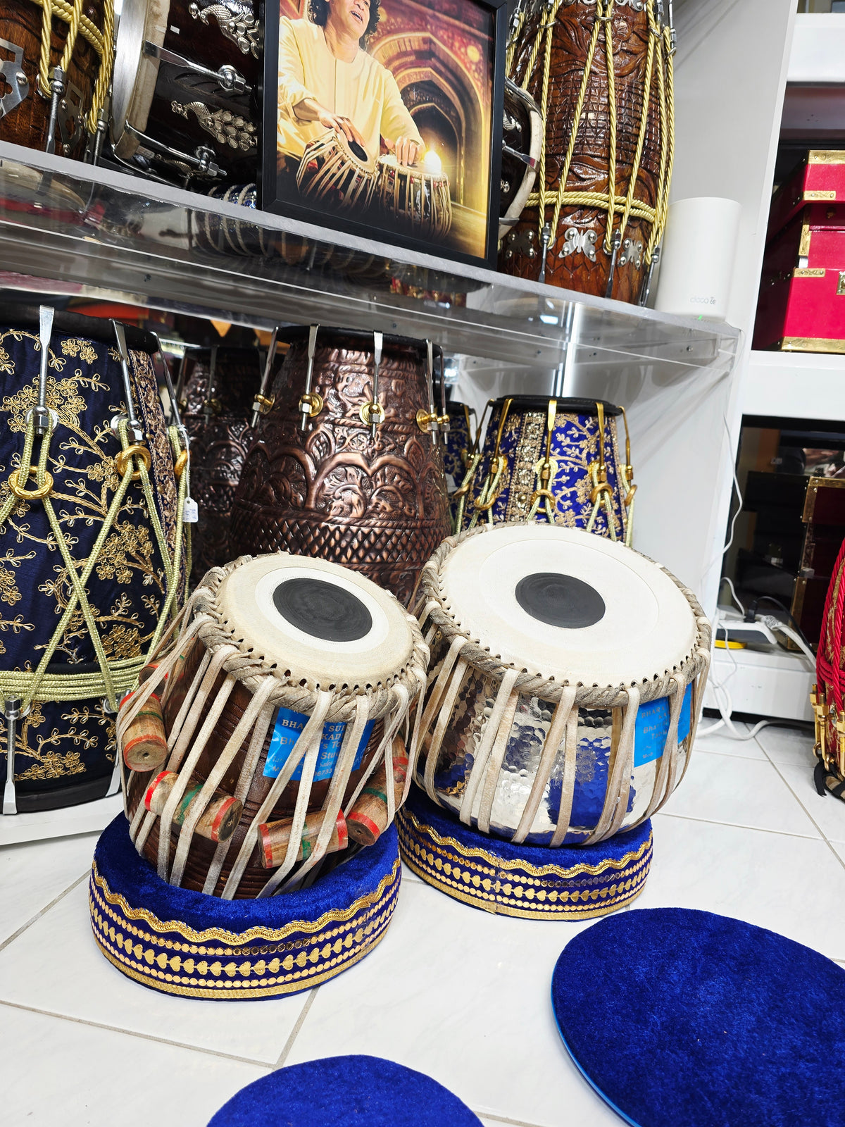 Scarlet Voltage A♯ — 6″ Red Sheesham Dayan & 9.25″ Copper Bayan Tabla Set
(Slight Buzzing & Minor Cosmetic Blemishes)
