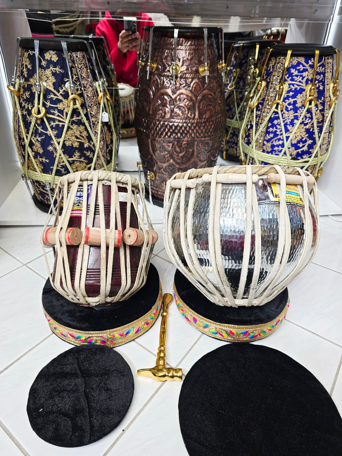 COPPER ANCHOR — Sharif 9.25″ Copper Bayan (4.5 kg) & Qasim 5.5″ Red Sheesham Dayan (E/F/F# Scale) Tabla Set