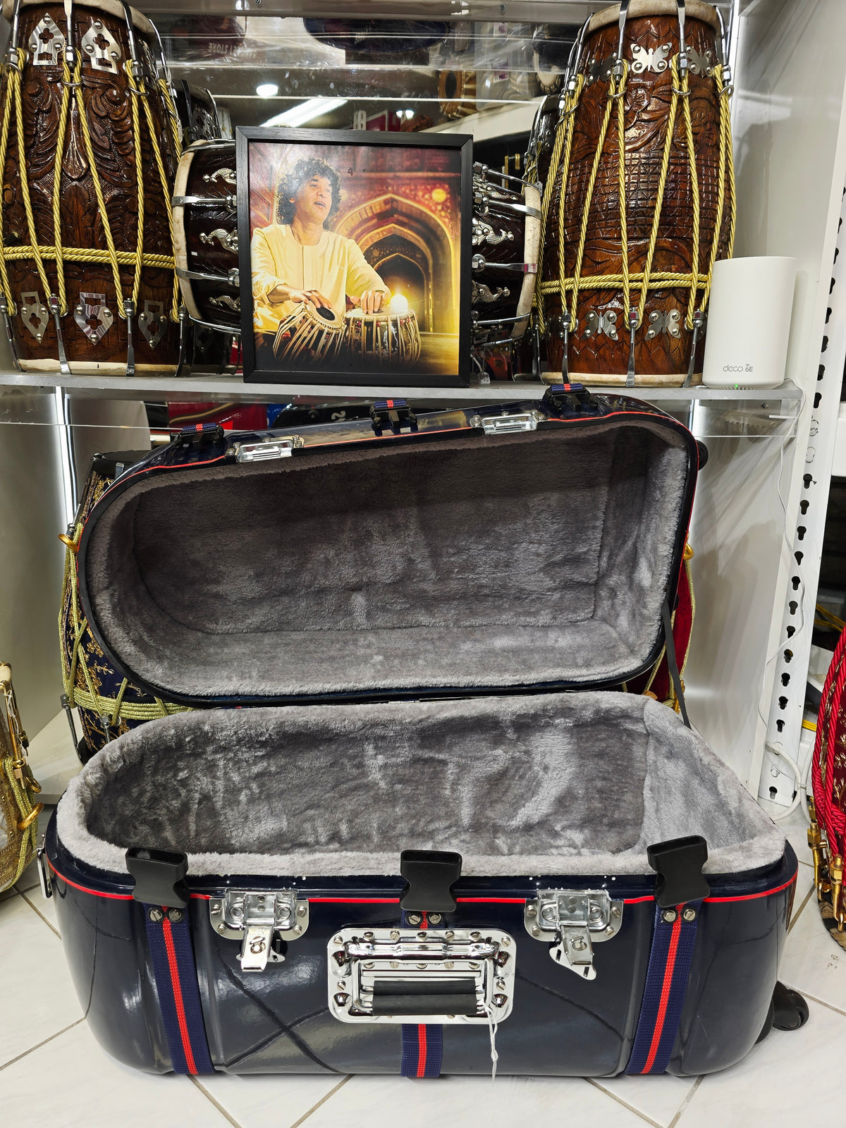 Midnight Relay — Deep Navy Tabla Travel Case · Red Accent Spine · 360° Spinner Wheels · Dual Handles · Fixed Reinforcement Bands · Very Minor Cosmetic Blemishes (g)