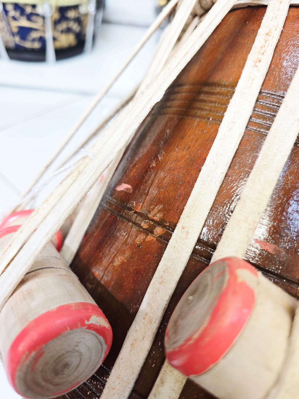 Raag Vector — 5.5″ D♯/E Red Sheesham Dayan + 9.25″ 2.8 kg Brass Bayan (Slight Ringing Sound)