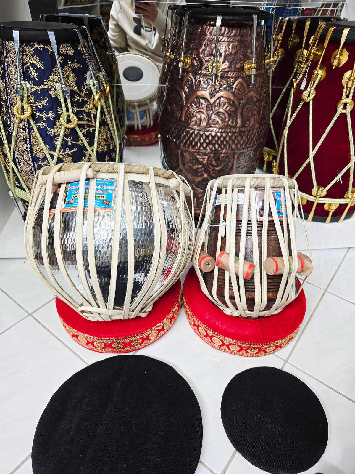 Naad Virex — 5.5″ D/D♯ Red Sheesham Dayan + 9.25″ 4.4 kg Silver Copper Bayan (Concert Mohd. Sharif Tabla Set) *Exceptional Tone, Barely Noticeable Hissing