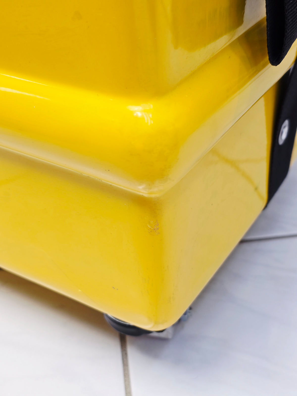 Kanak Vahana Vault — Yellow 3 Reed 13-Scale Changer Traveler Case (Minor Cosmetic Blemishes)