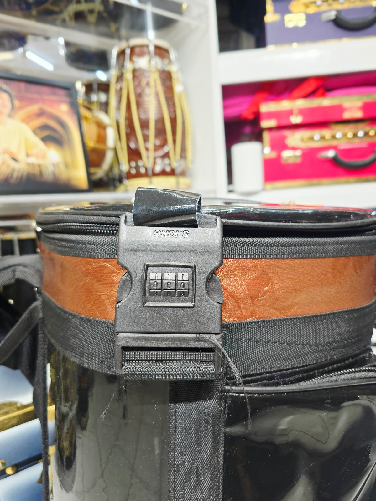 Voyager Elite Premium Padded Soft Dholak Travel Case with Accessory Pockets (Up to 19.75" Dholaks) *Very Minor Cosmetic Blemishes