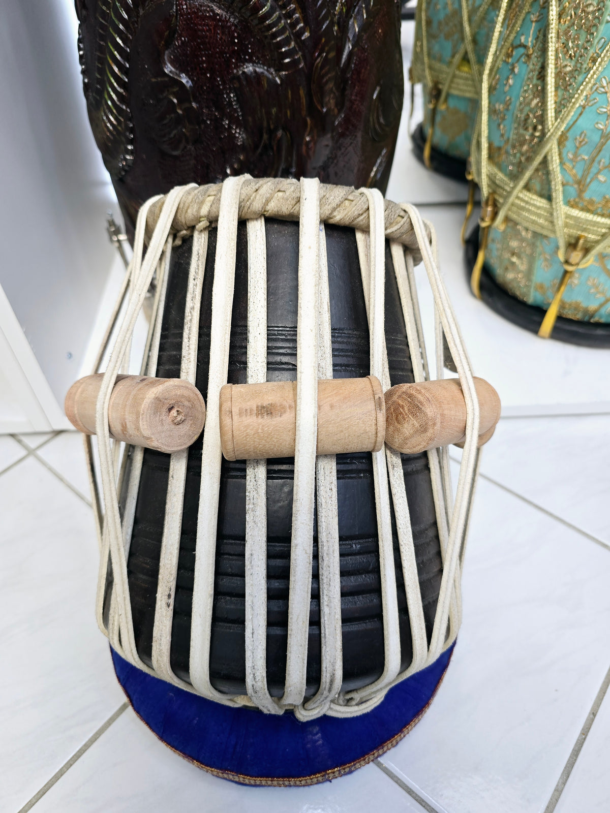 Onyx Raag D#/E Dayan – 5.25" Black Sheesham, Traditional Craft *Slight Hissing*