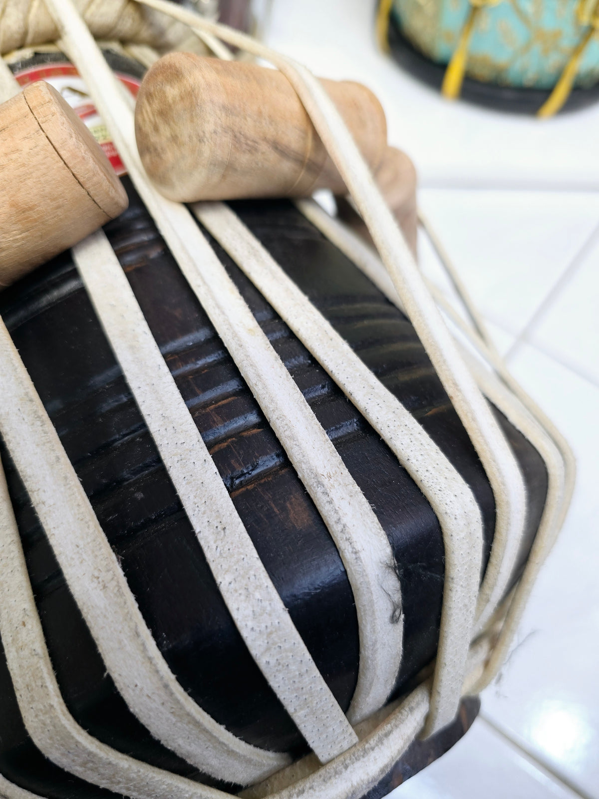 Onyx Raag D#/E Dayan – 5.25" Black Sheesham, Traditional Craft *Slight Hissing*
