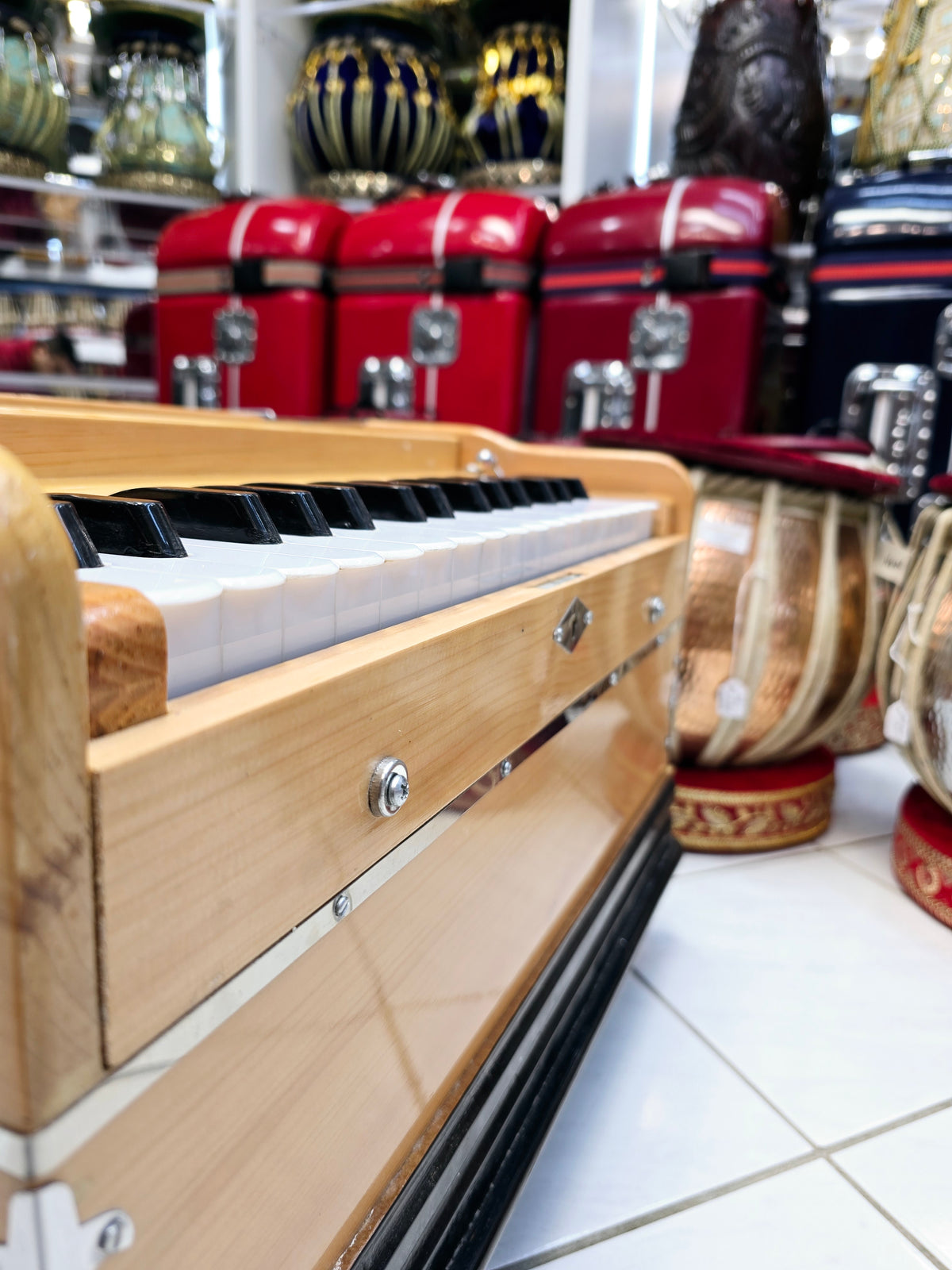 Harmony Echo: Compact Light Wood 32 Keys Semi-Pro Boxed Harmonium with Coupler (Without Stoppers)