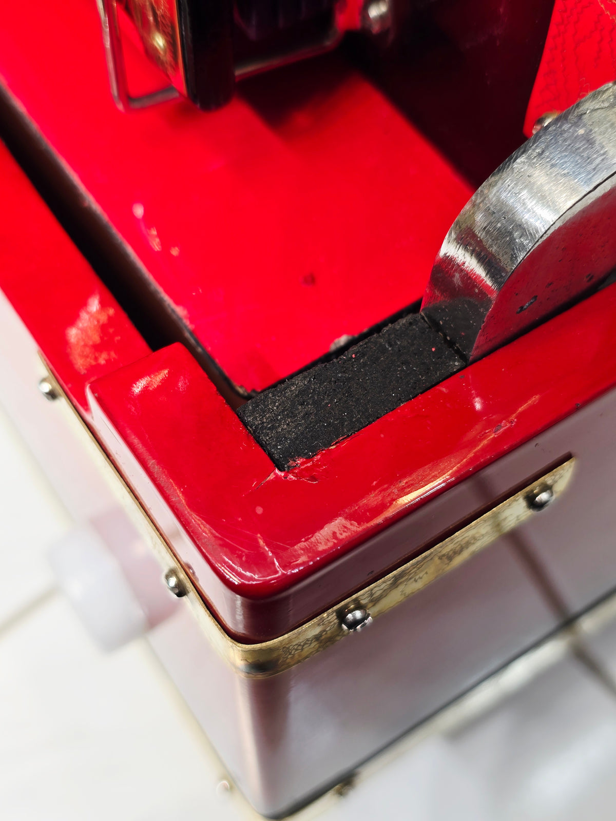 Maharaaj Flame – 3-Reed BMF 9-Scale Changer Harmonium Red & Black Blended Body with Pink Marble Keys *Minor Cosmetic Defects