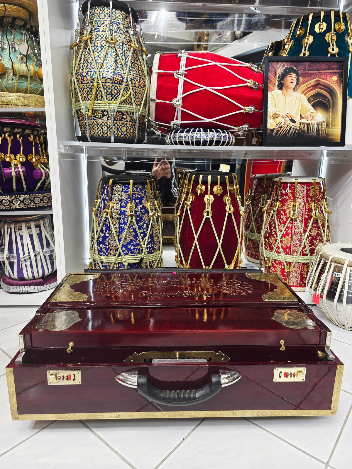 Ragini Virasat Supreme Harmonium

4-Reed | 13-Scale Changer | Traditional Burgundy Finish *Minor Cosmetic Blemishes