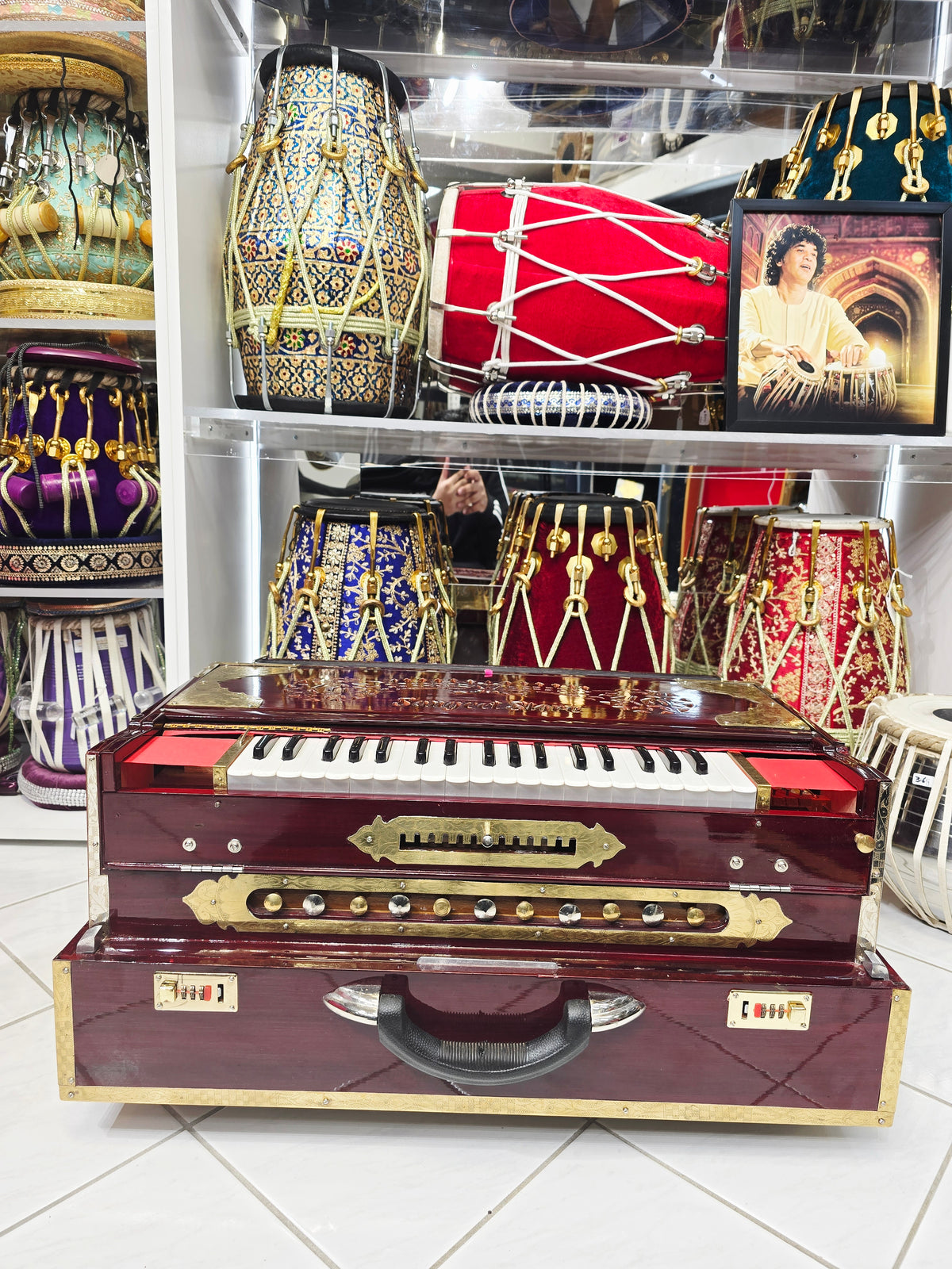 Ragini Virasat Supreme Harmonium

4-Reed | 13-Scale Changer | Traditional Burgundy Finish *Minor Cosmetic Blemishes