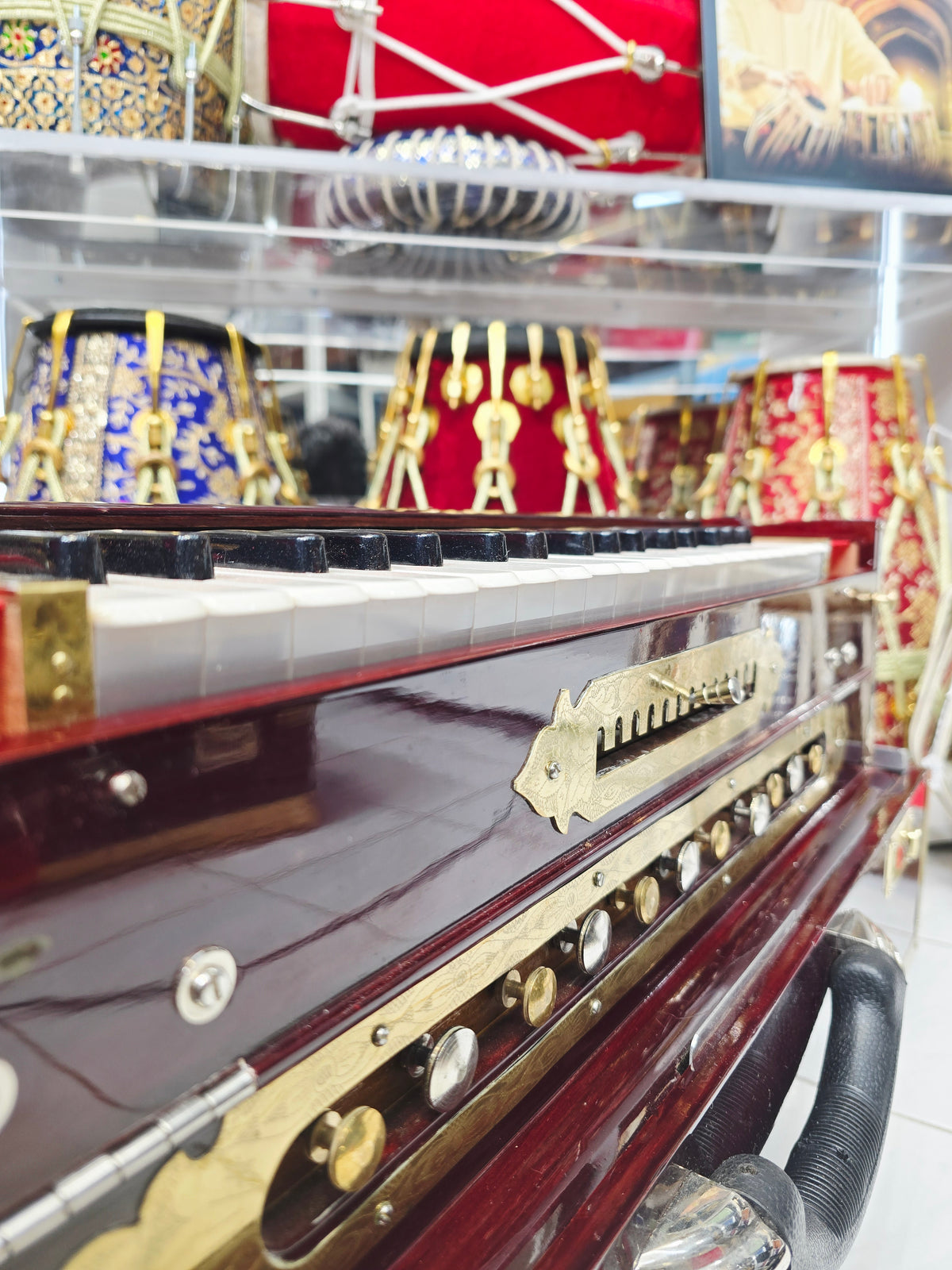 Ragini Virasat Supreme Harmonium

4-Reed | 13-Scale Changer | Traditional Burgundy Finish *Minor Cosmetic Blemishes