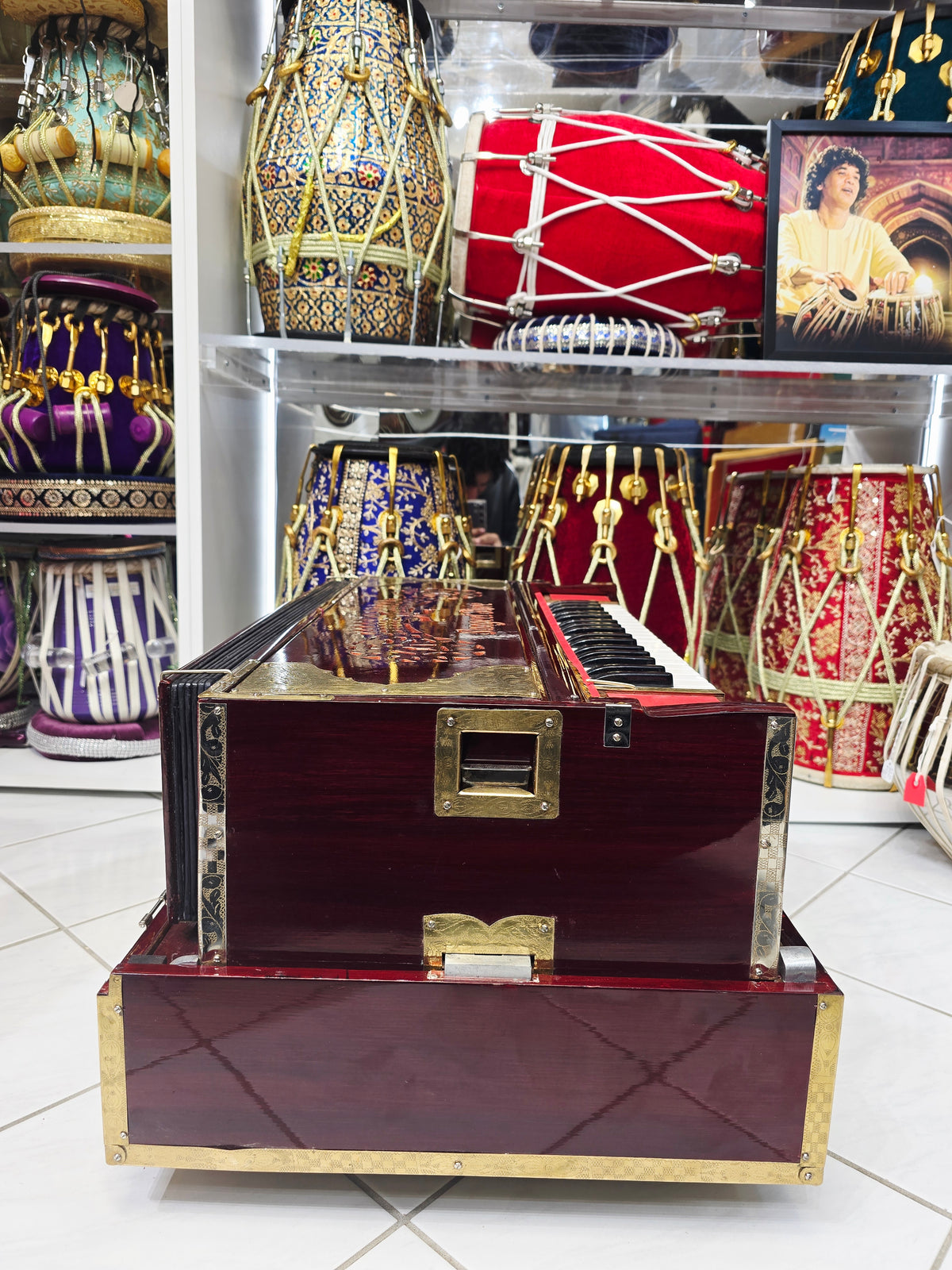 Ragini Virasat Supreme Harmonium

4-Reed | 13-Scale Changer | Traditional Burgundy Finish *Minor Cosmetic Blemishes