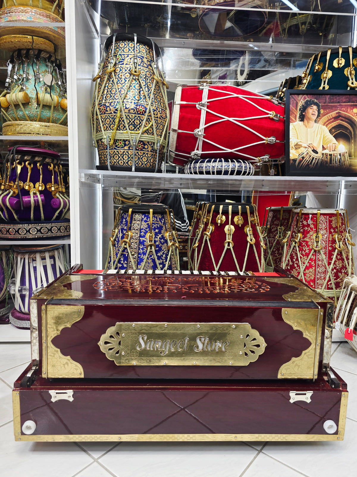 Ragini Virasat Supreme Harmonium

4-Reed | 13-Scale Changer | Traditional Burgundy Finish *Minor Cosmetic Blemishes