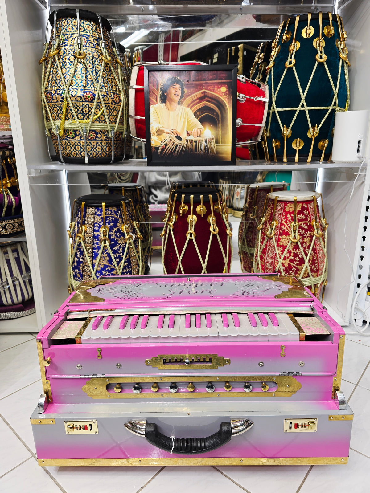 Ragini Blushwave BMF Harmonium
3-Reed BMF | 9-Scale Changer | Custom Pink–Silver Finish *Minor Cosmetic Defects