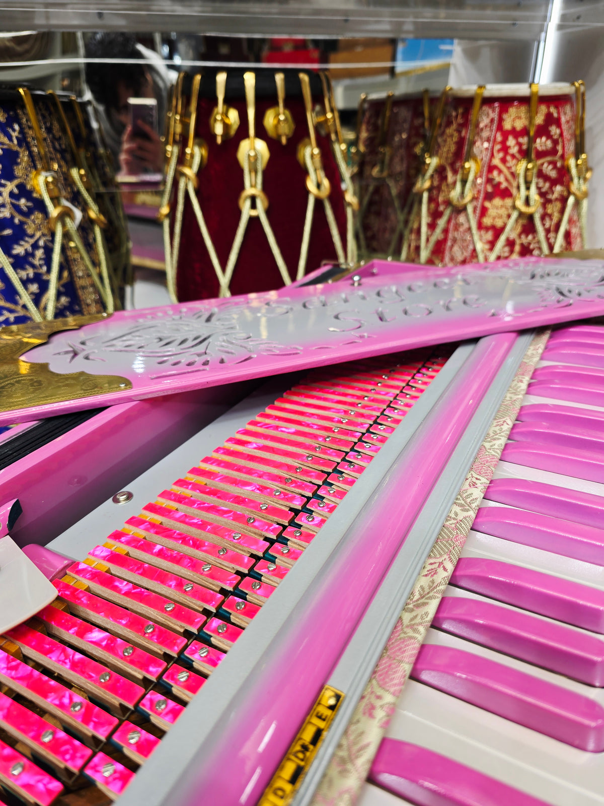 Ragini Blushwave BMF Harmonium
3-Reed BMF | 9-Scale Changer | Custom Pink–Silver Finish *Minor Cosmetic Defects