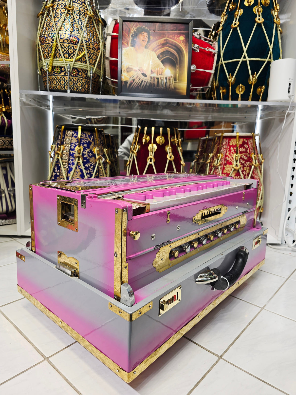 Ragini Blushwave BMF Harmonium
3-Reed BMF | 9-Scale Changer | Custom Pink–Silver Finish *Minor Cosmetic Defects