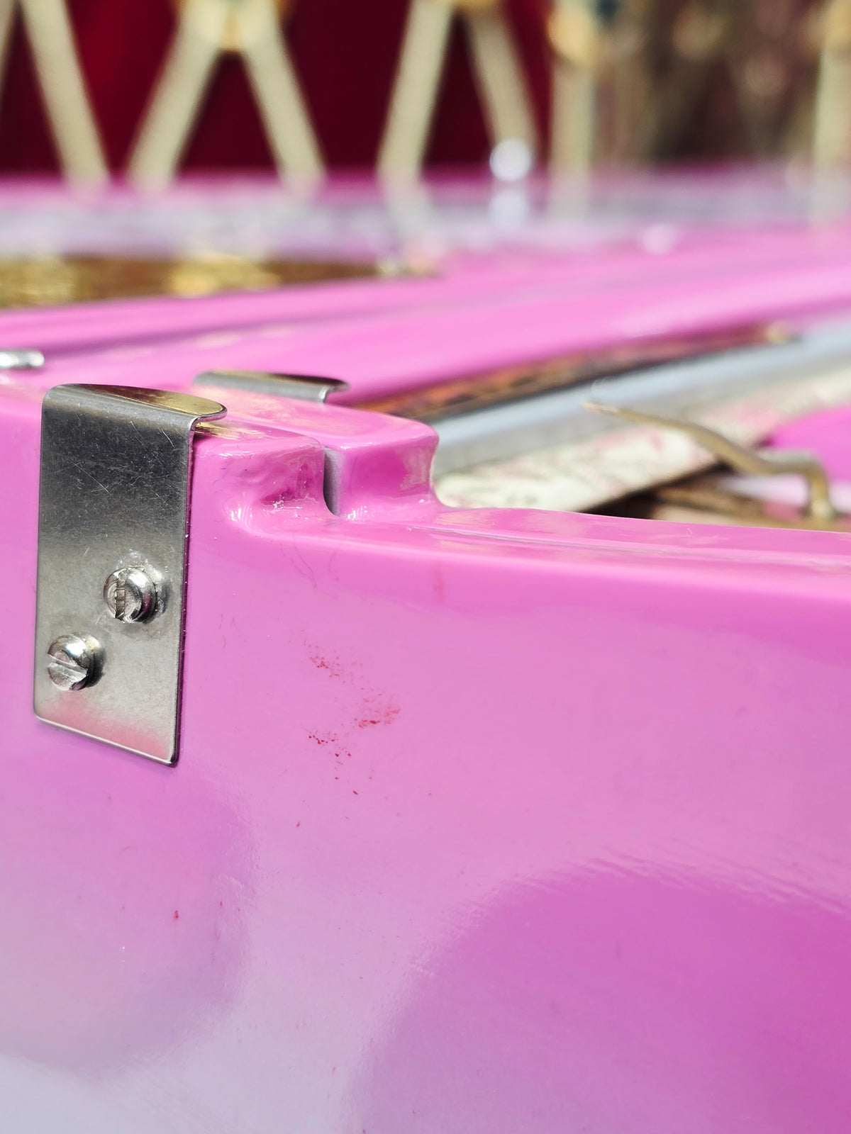 Ragini Blushwave BMF Harmonium
3-Reed BMF | 9-Scale Changer | Custom Pink–Silver Finish *Minor Cosmetic Defects