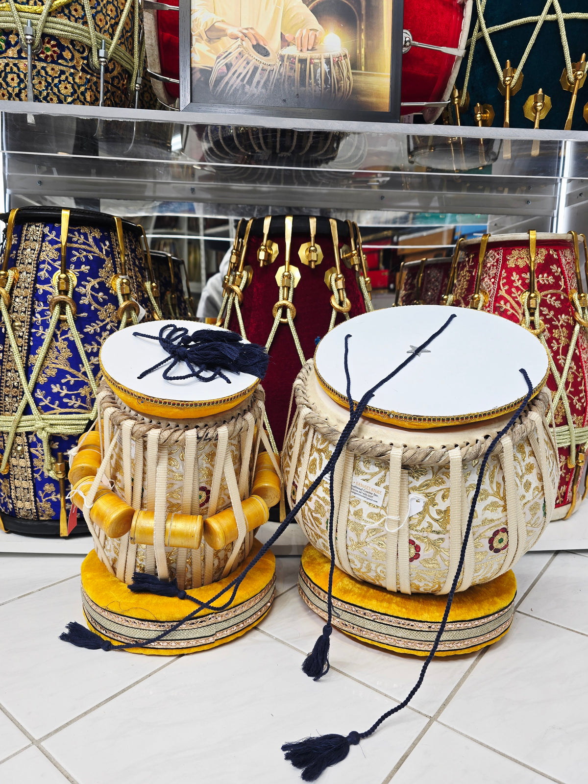 SwarnaIvory Signature Tabla Set
White & Gold Designer Wrapped | 5.5" Red Sheesham C#/D Dayan + 9.25" 5.7kg Brass Bayan | Nylon Strapped