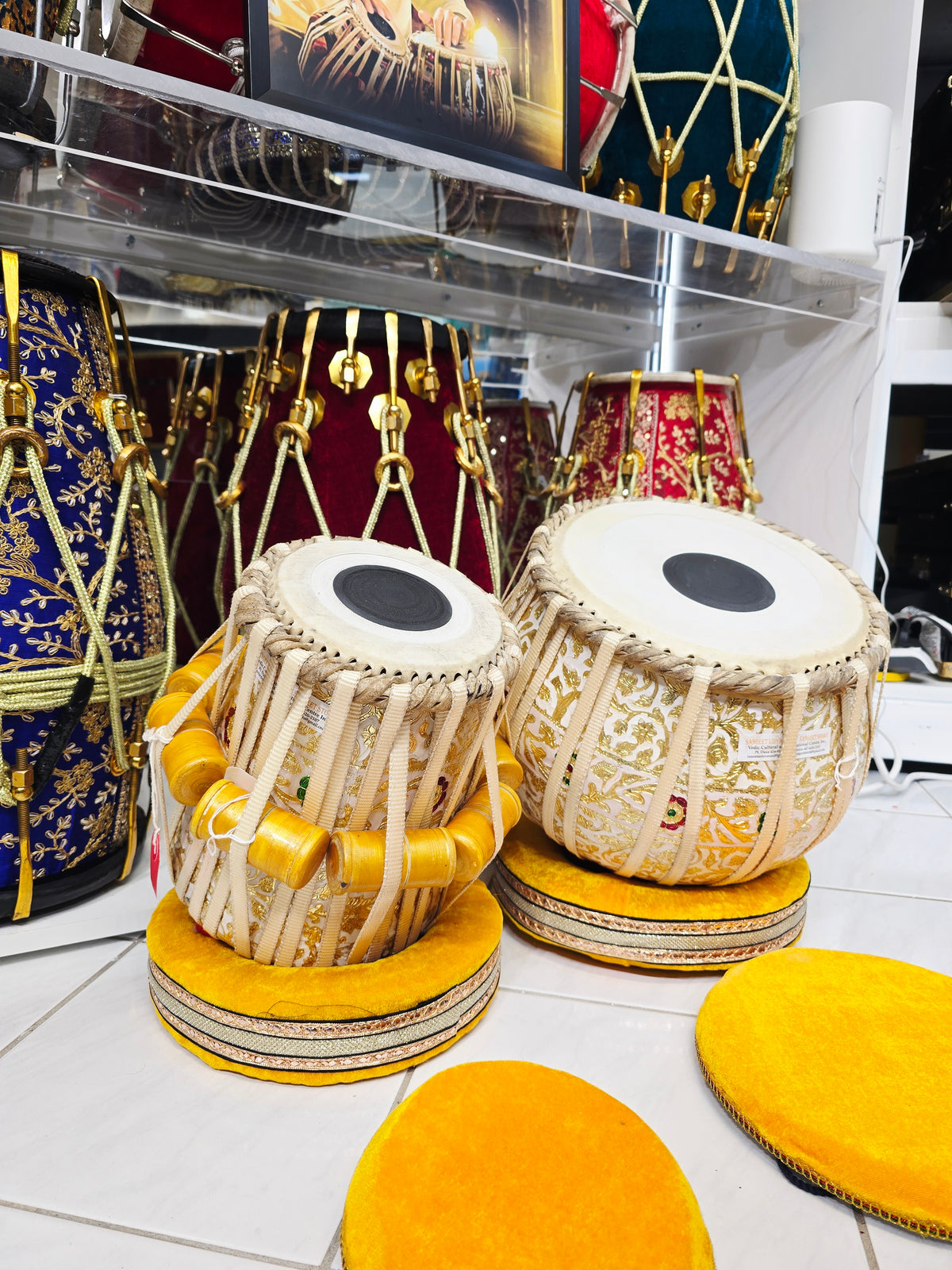 SwarnaIvory Signature Tabla Set
White & Gold Designer Wrapped | 5.5" Red Sheesham C#/D Dayan + 9.25" 5.7kg Brass Bayan | Nylon Strapped