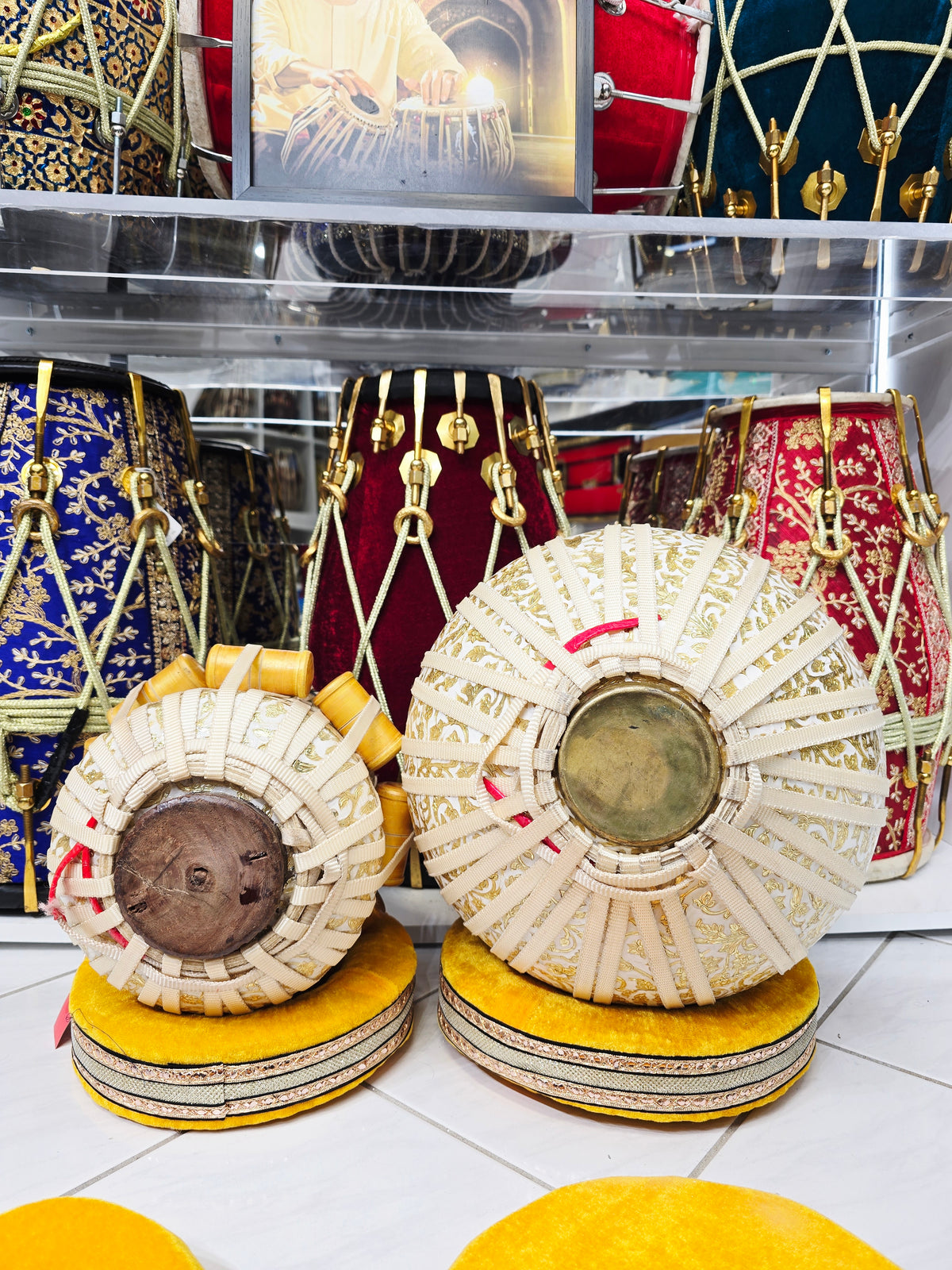 SwarnaIvory Signature Tabla Set
White & Gold Designer Wrapped | 5.5" Red Sheesham C#/D Dayan + 9.25" 5.7kg Brass Bayan | Nylon Strapped