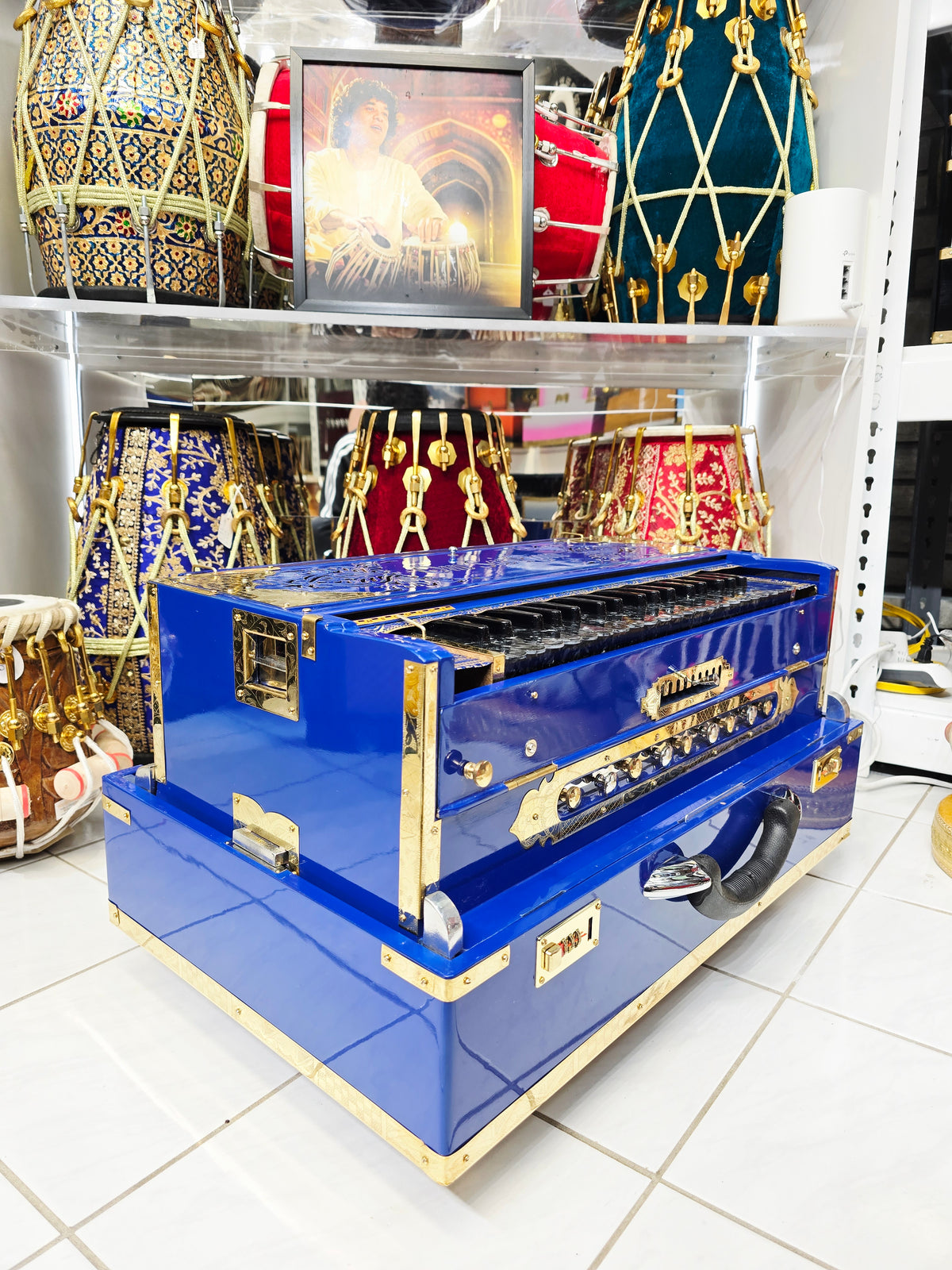 NeelNaad Signature Harmonium – Shanil Custom Edition
3-Reed BMF | 9-Scale Changer | Black German-Style Keys | Blue Finish