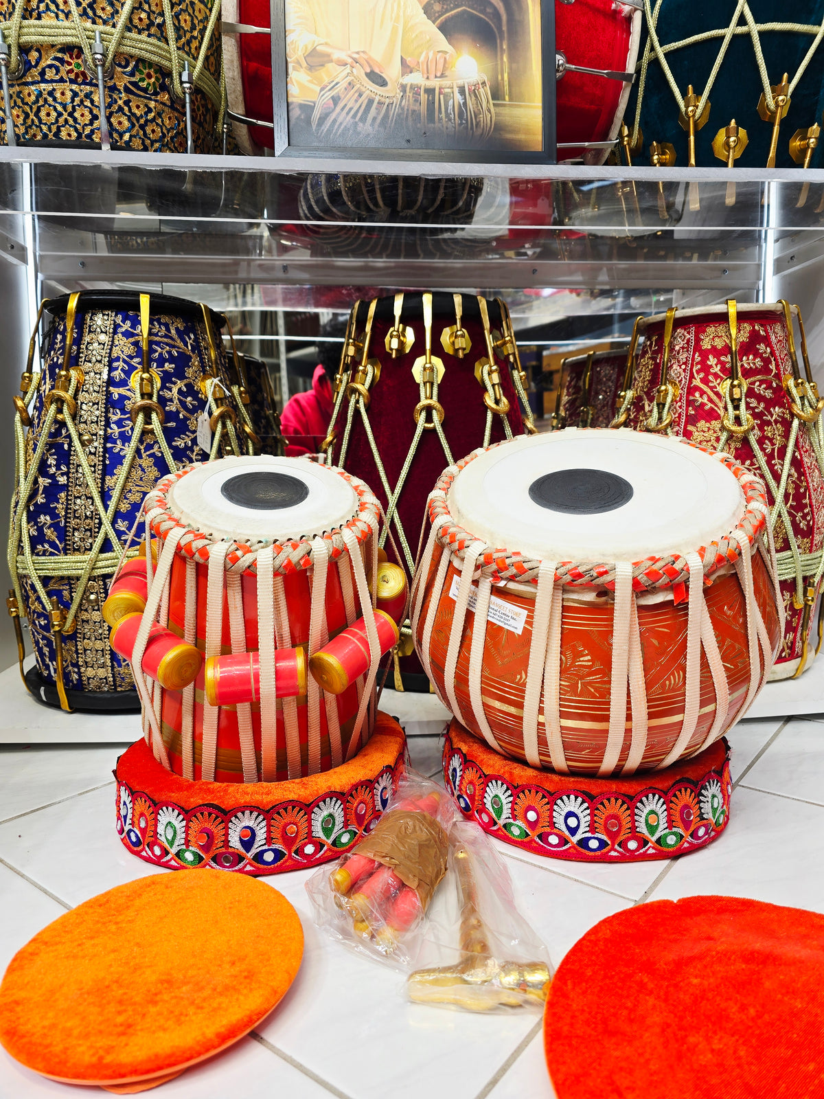Kesari Viraasat™ Orange-Design Tabla Set — 5.75″ C♯ / D Red Sheesham Dayan + 9.25″ Copper Bayan (3.5 kg) | White Nylon Strapwork