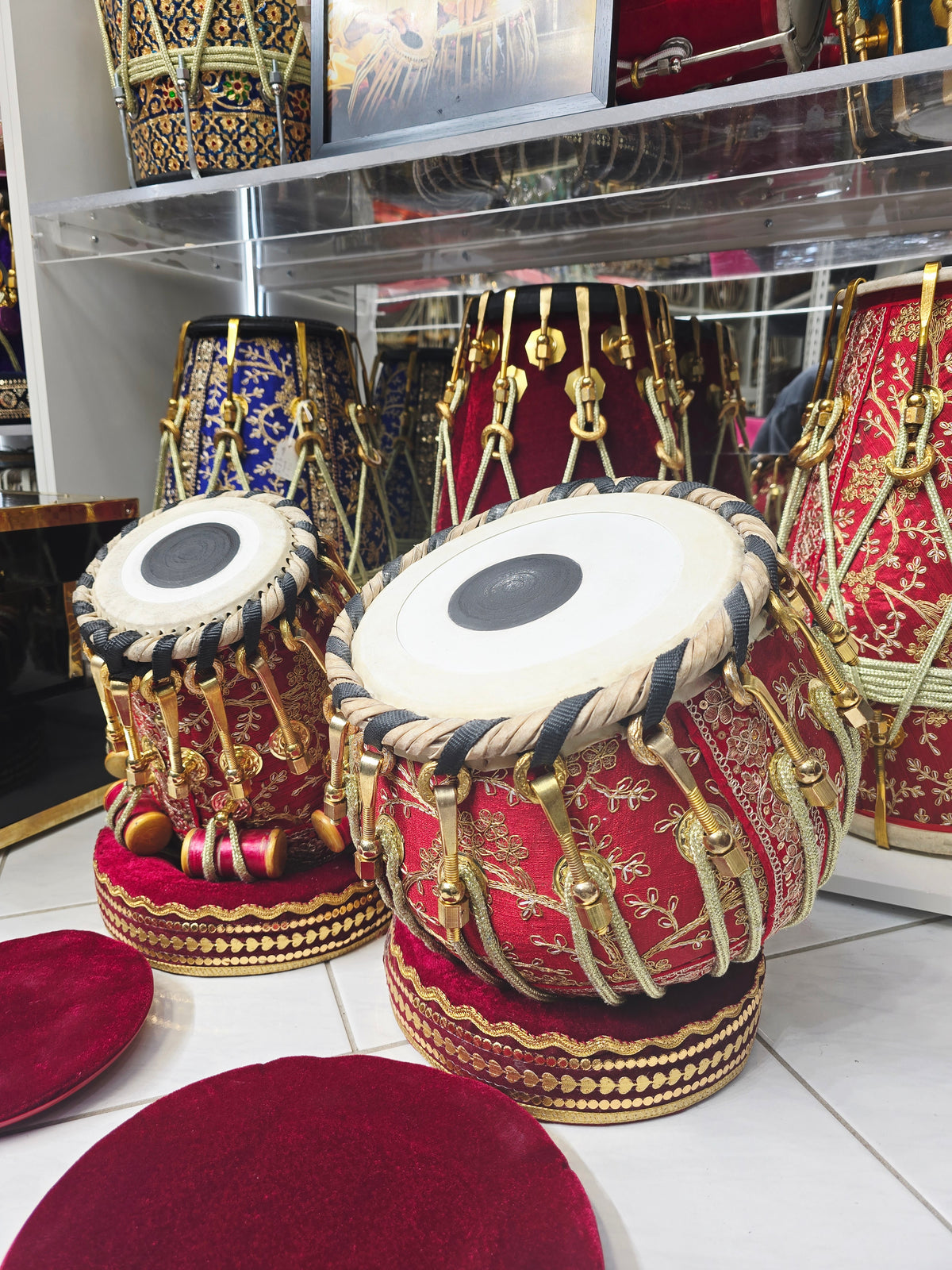 Laal Swarna™ Sherwani-Wrapped Tabla Set — 5.5″ F Red Sheesham Dayan + 9.25″ Copper Bayan | Gold Bolt Hardware
