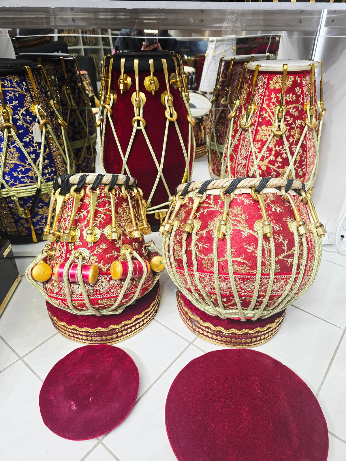 Laal Swarna™ Sherwani-Wrapped Tabla Set — 5.5″ F Red Sheesham Dayan + 9.25″ Copper Bayan | Gold Bolt Hardware