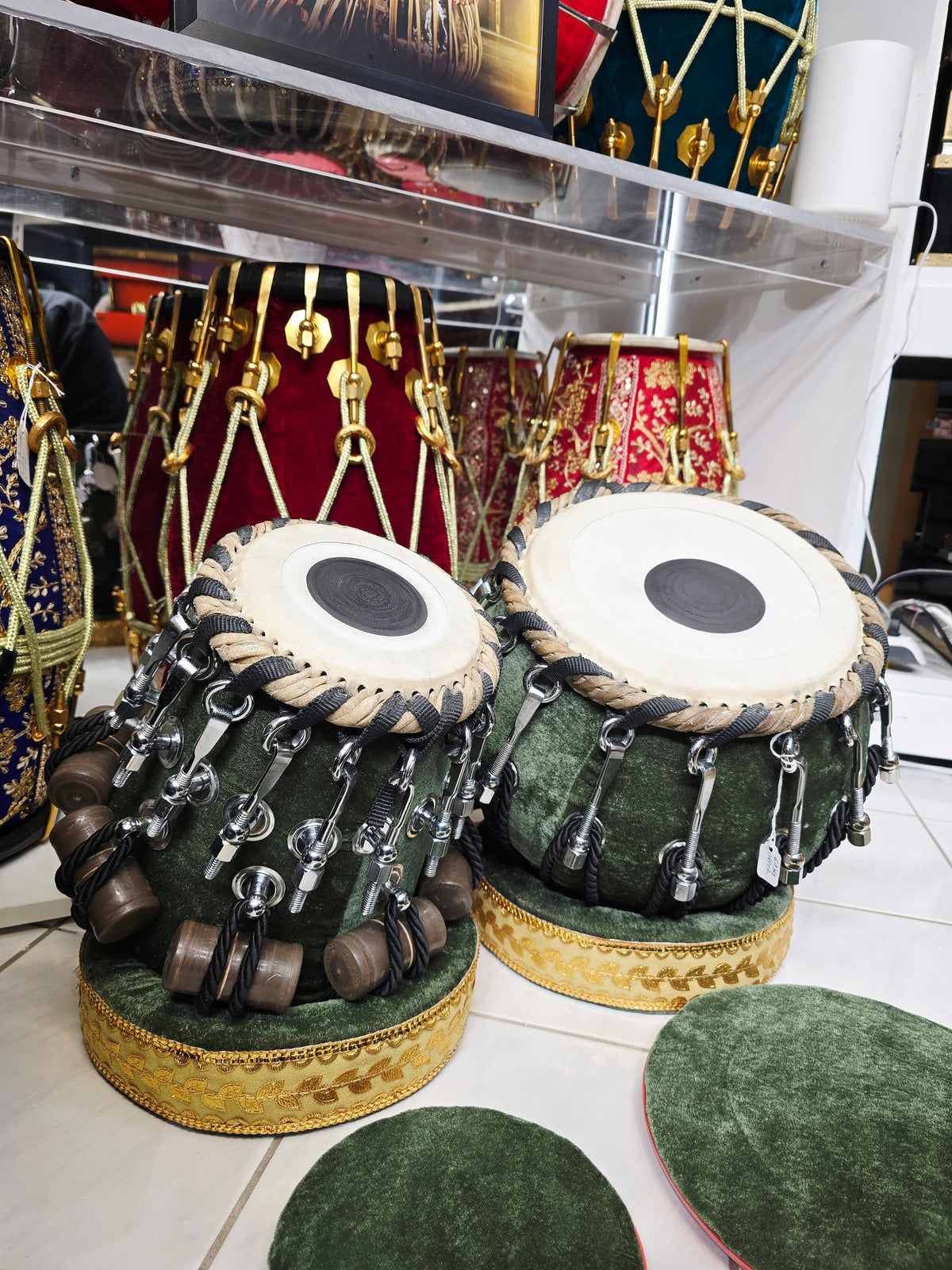 Hari Viraaj™ Velvet-Wrapped Tabla Set — 5.5″ D#/E Red Sheesham Dayan + 9.25″ Heavy Copper Bayan (6.1 kg) | Bolted Set *Exceptional Sound*