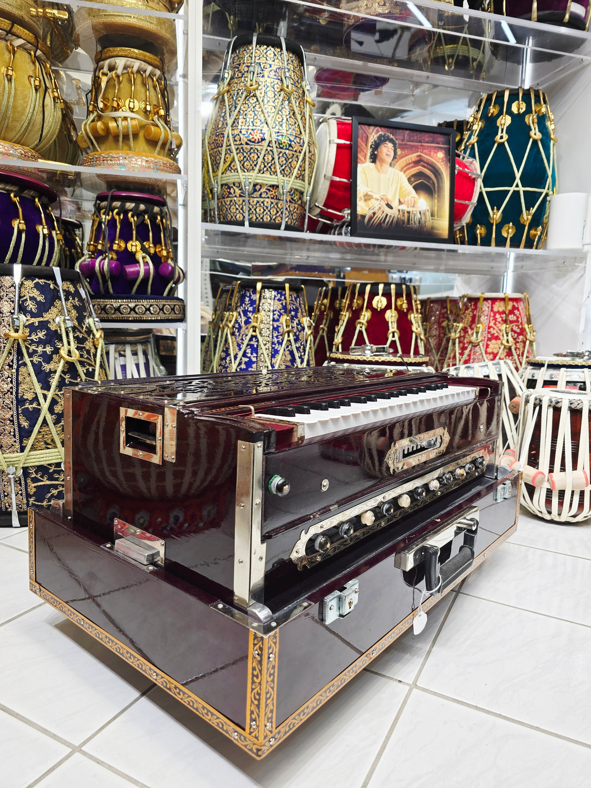 Virtuoso's Delight: Authentic Paul & Co. 3 Reed 9 Scale Changer Harmonium