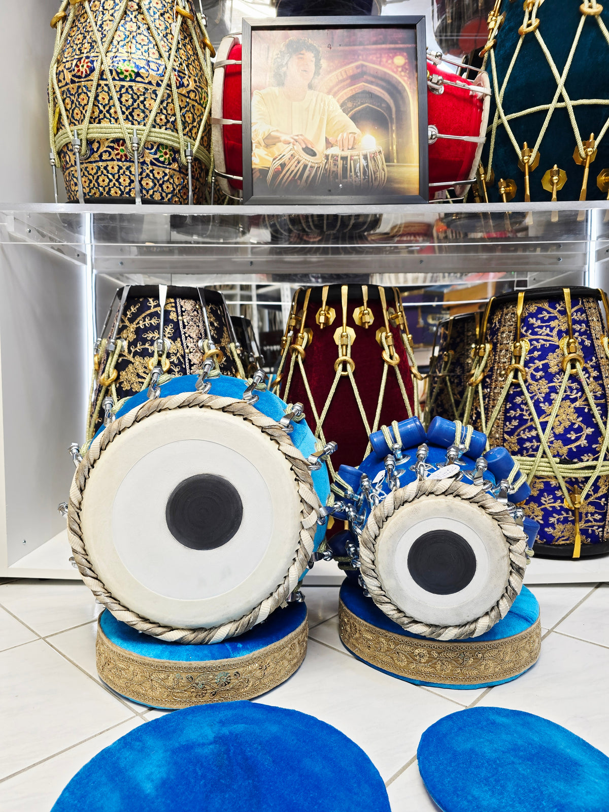 NeelPravaah™ Aurora Velvet Tabla Set — 5.25″ Red Sheesham E/F Dayan + 9″ Copper Bayan