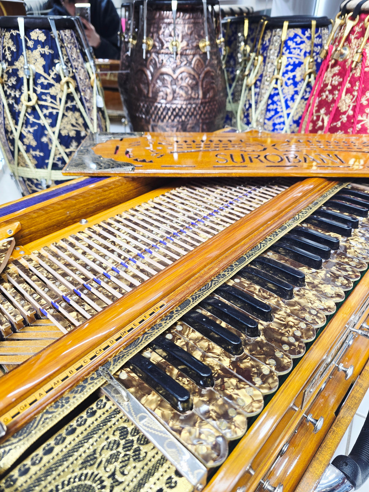 Svarn-Surobani Dominion™ Grand Scale-Changer Harmonium
4-Reed BMMF | 13-Scale Changer | Traditional Wood Finish | Golden German-Style Keys