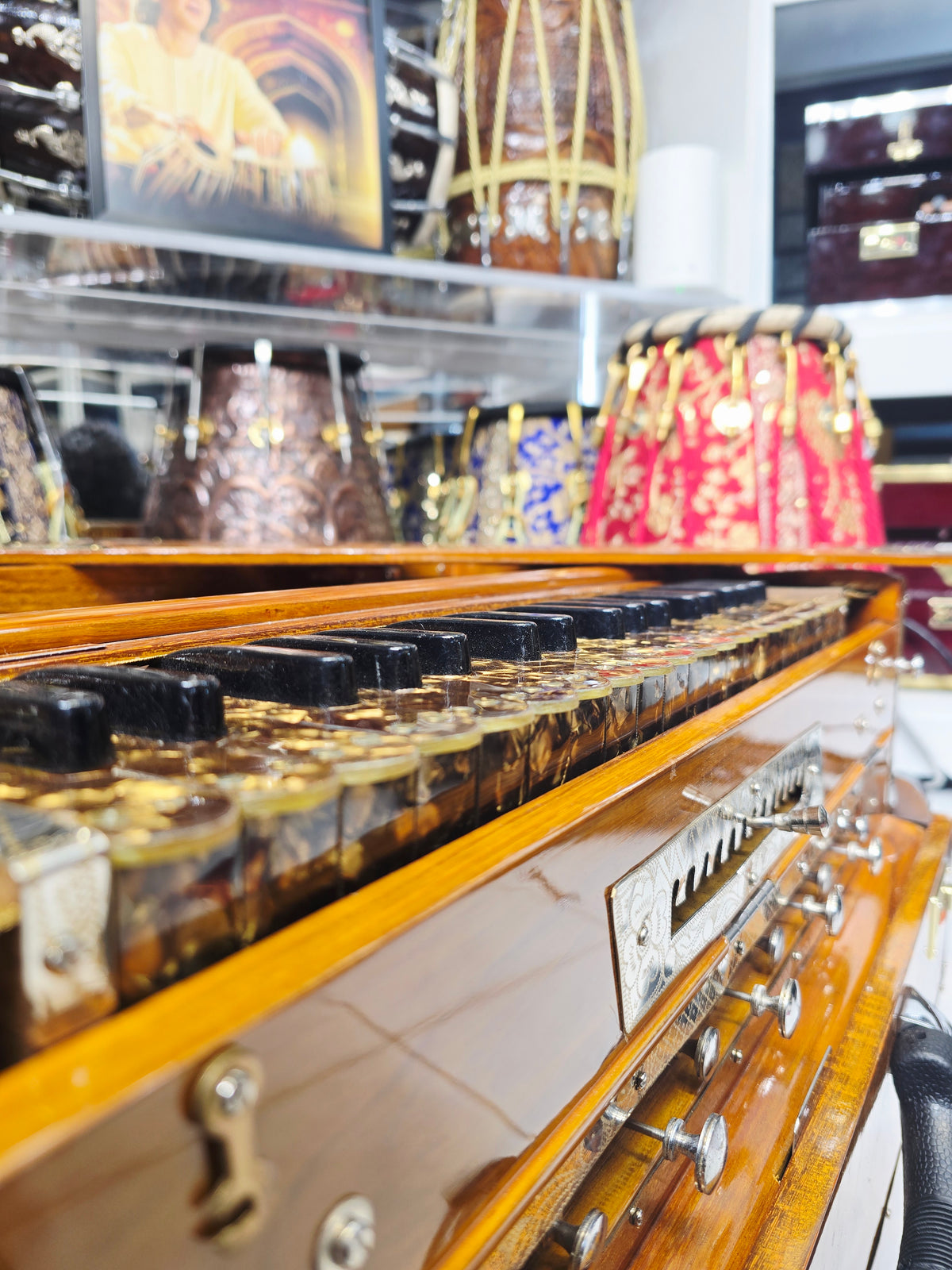 Svarn-Surobani Dominion™ Grand Scale-Changer Harmonium
4-Reed BMMF | 13-Scale Changer | Traditional Wood Finish | Golden German-Style Keys