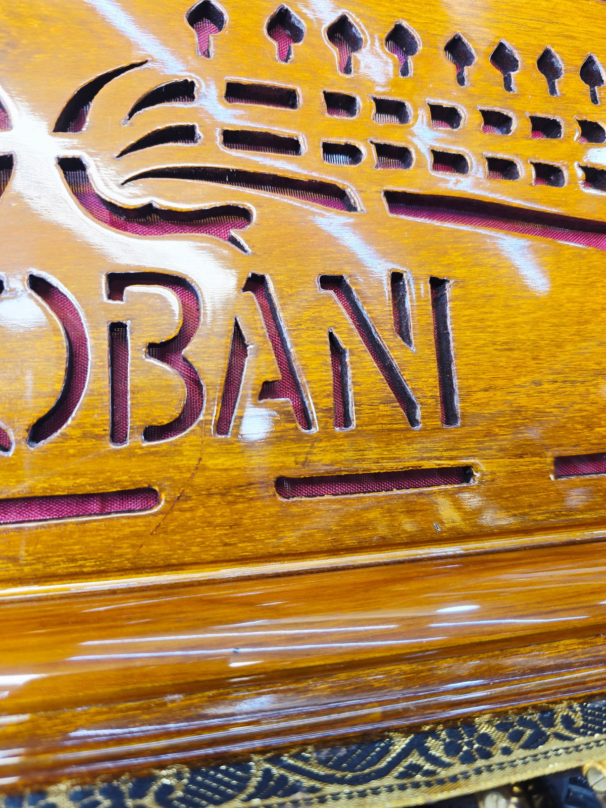 Svarn-Surobani Dominion™ Grand Scale-Changer Harmonium
4-Reed BMMF | 13-Scale Changer | Traditional Wood Finish | Golden German-Style Keys