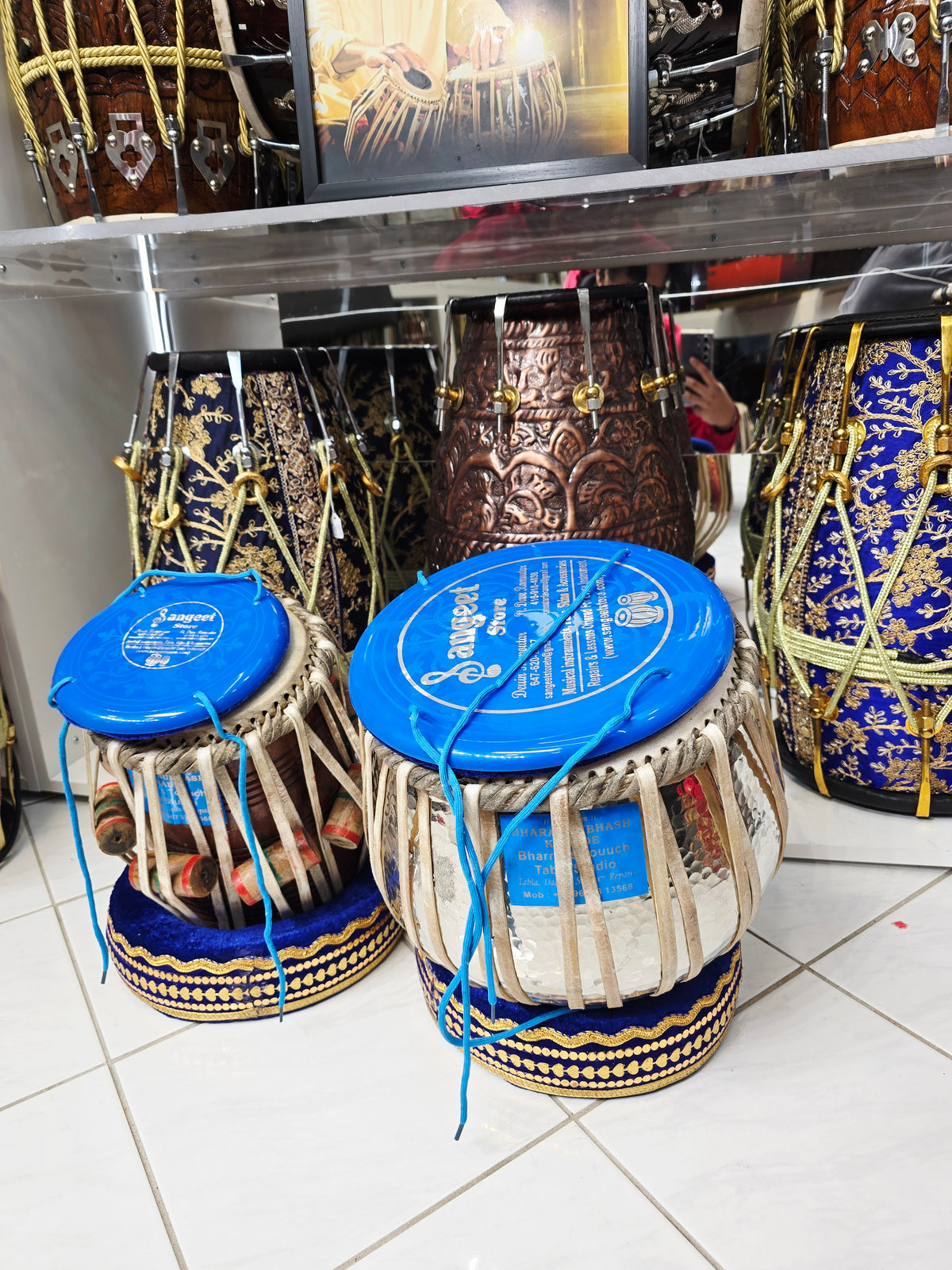 Scarlet Voltage A♯ — 6″ Red Sheesham Dayan & 9.25″ Copper Bayan Tabla Set
(Slight Buzzing & Minor Cosmetic Blemishes)