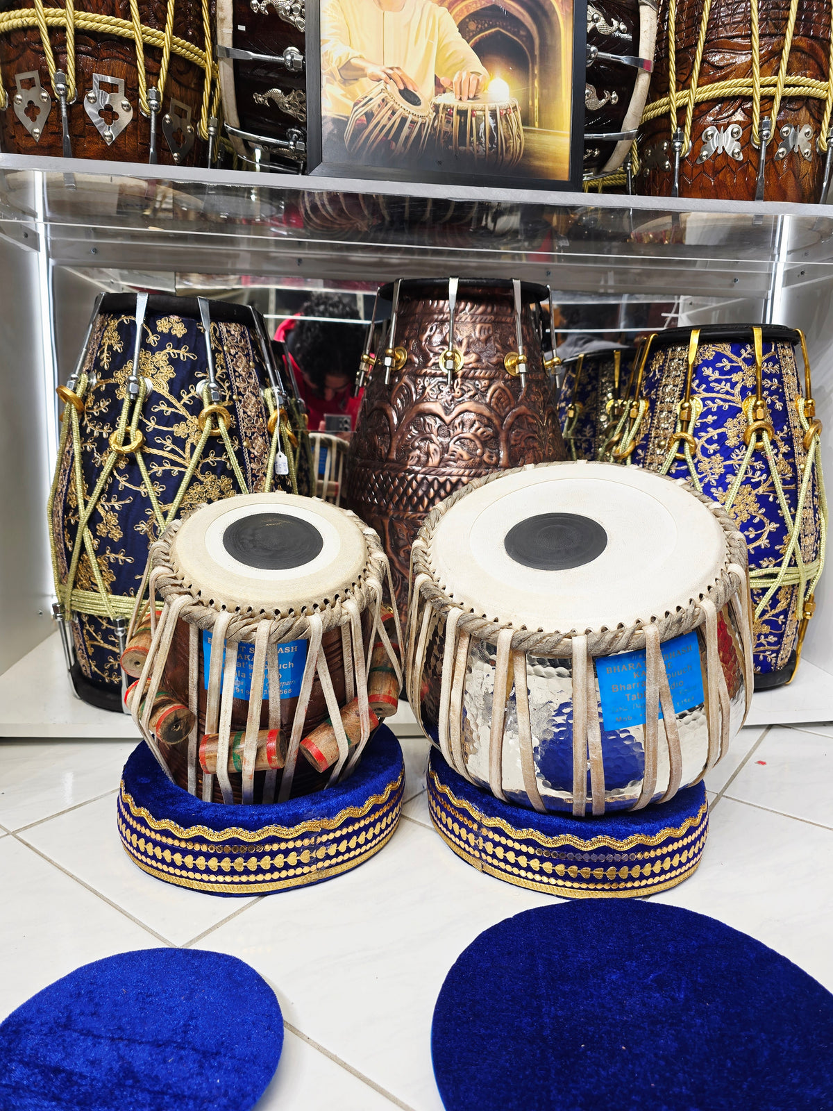 Scarlet Voltage A♯ — 6″ Red Sheesham Dayan & 9.25″ Copper Bayan Tabla Set
(Slight Buzzing & Minor Cosmetic Blemishes)