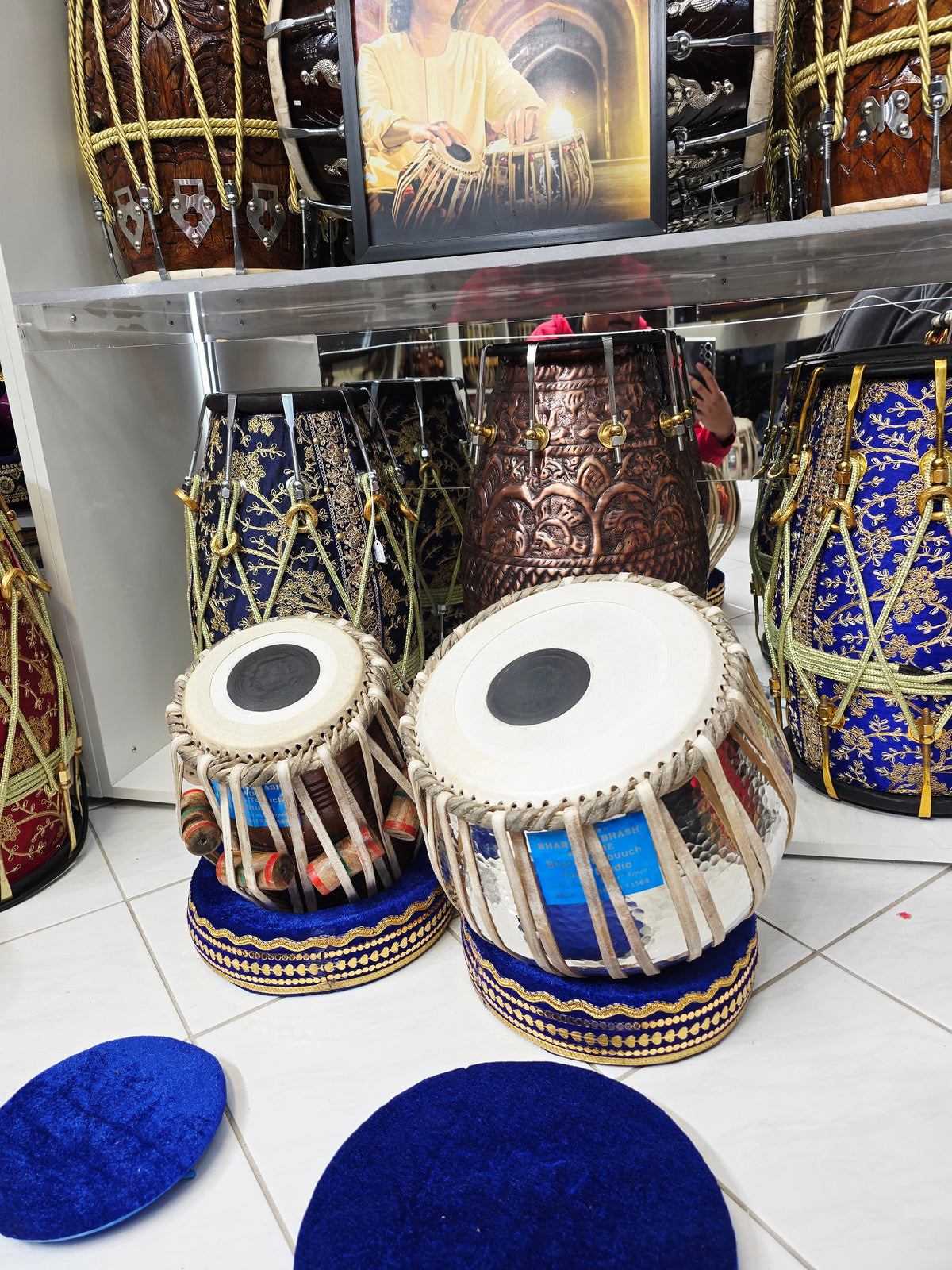 Scarlet Voltage A♯ — 6″ Red Sheesham Dayan & 9.25″ Copper Bayan Tabla Set
(Slight Buzzing & Minor Cosmetic Blemishes)