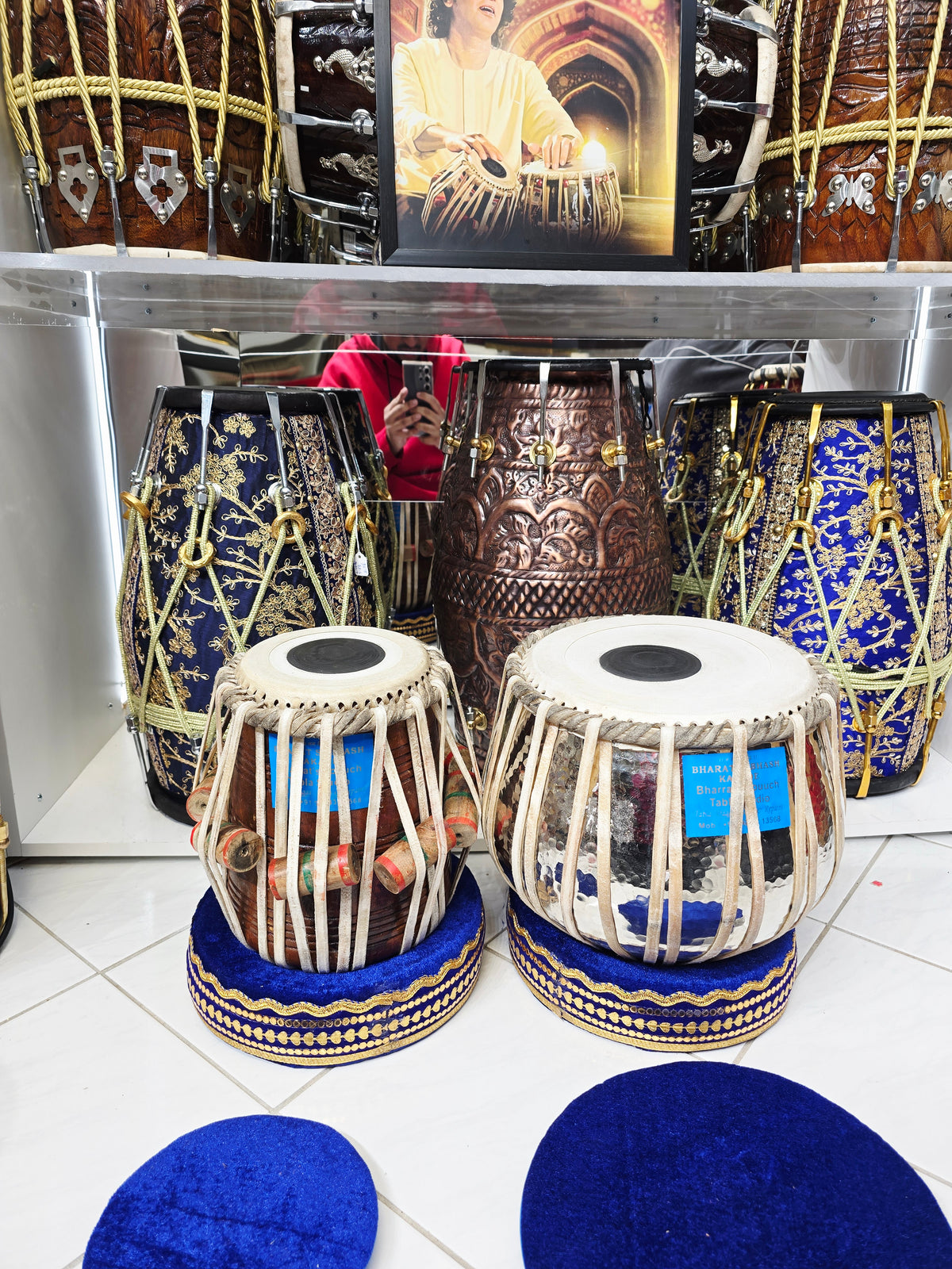 Scarlet Voltage A♯ — 6″ Red Sheesham Dayan & 9.25″ Copper Bayan Tabla Set
(Slight Buzzing & Minor Cosmetic Blemishes)