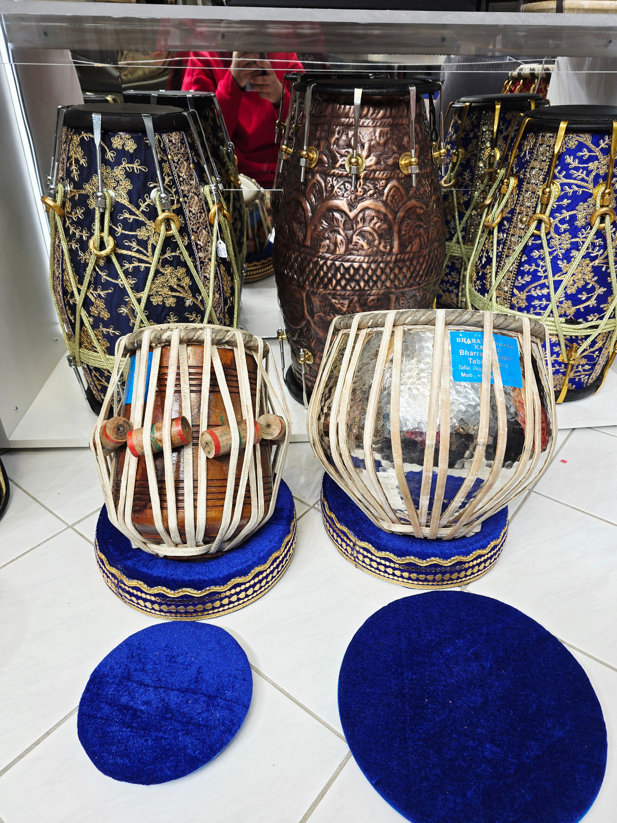 Scarlet Voltage A♯ — 6″ Red Sheesham Dayan & 9.25″ Copper Bayan Tabla Set
(Slight Buzzing & Minor Cosmetic Blemishes)