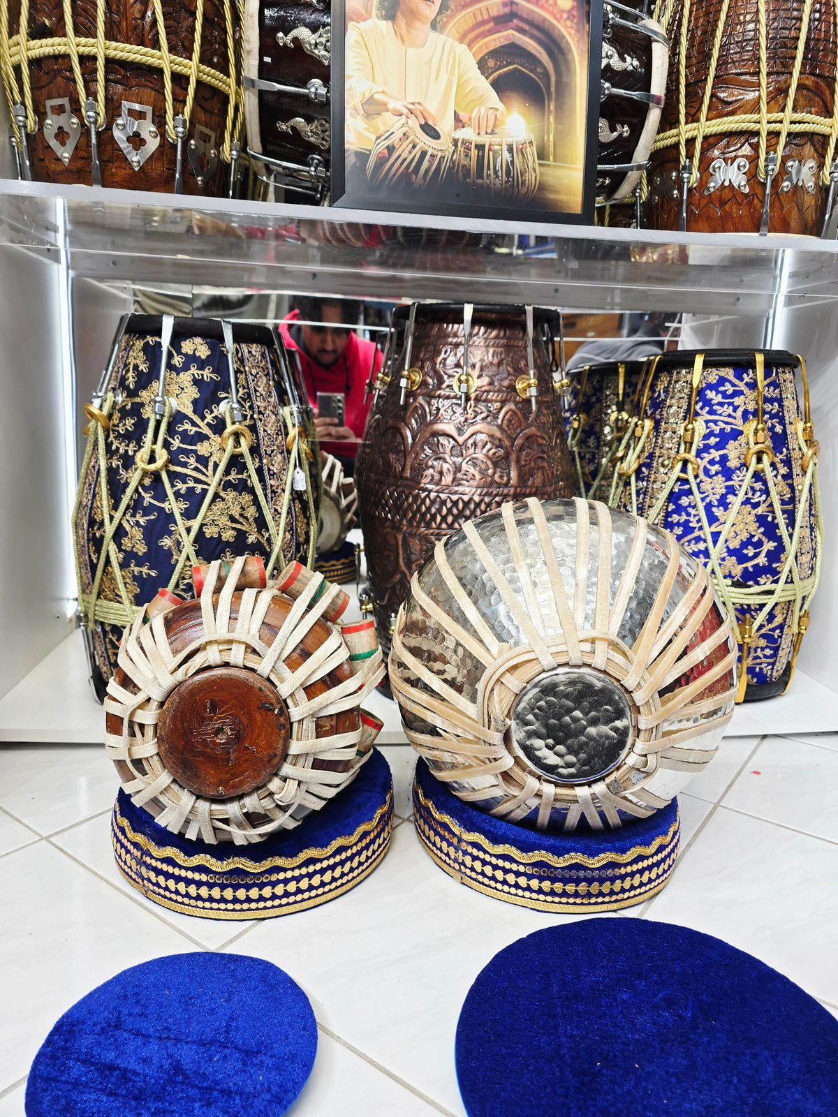 Scarlet Voltage A♯ — 6″ Red Sheesham Dayan & 9.25″ Copper Bayan Tabla Set
(Slight Buzzing & Minor Cosmetic Blemishes)