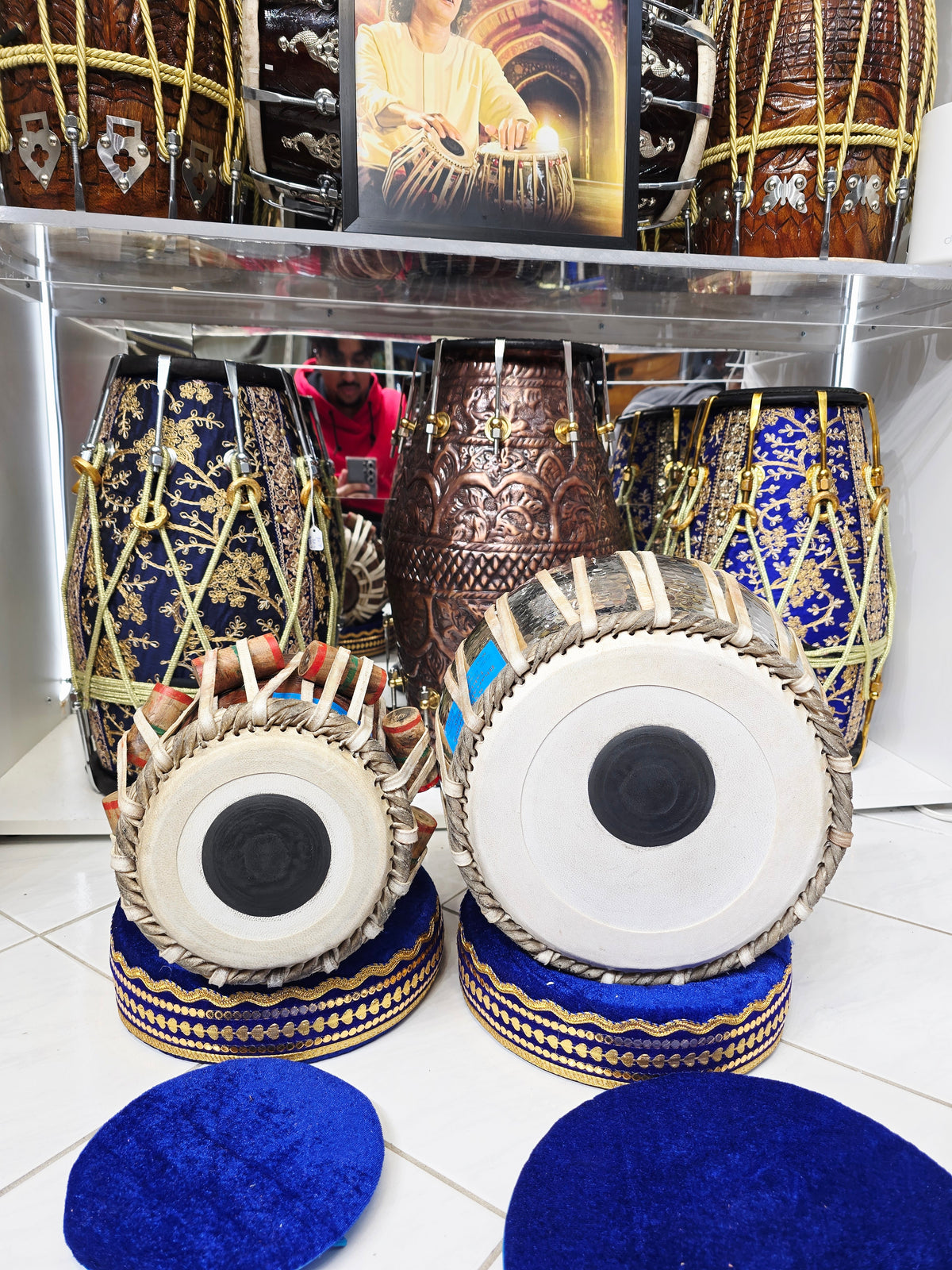 Scarlet Voltage A♯ — 6″ Red Sheesham Dayan & 9.25″ Copper Bayan Tabla Set
(Slight Buzzing & Minor Cosmetic Blemishes)