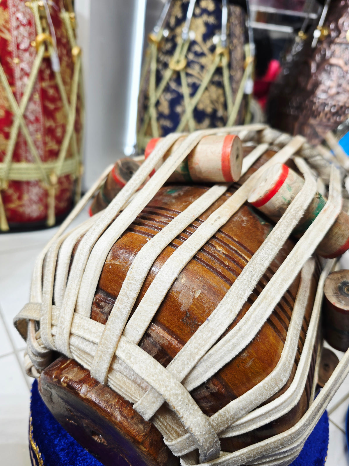 Scarlet Voltage A♯ — 6″ Red Sheesham Dayan & 9.25″ Copper Bayan Tabla Set
(Slight Buzzing & Minor Cosmetic Blemishes)