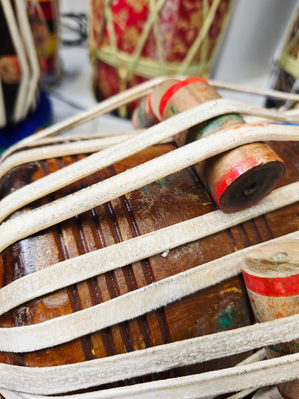 Scarlet Voltage A♯ — 6″ Red Sheesham Dayan & 9.25″ Copper Bayan Tabla Set
(Slight Buzzing & Minor Cosmetic Blemishes)